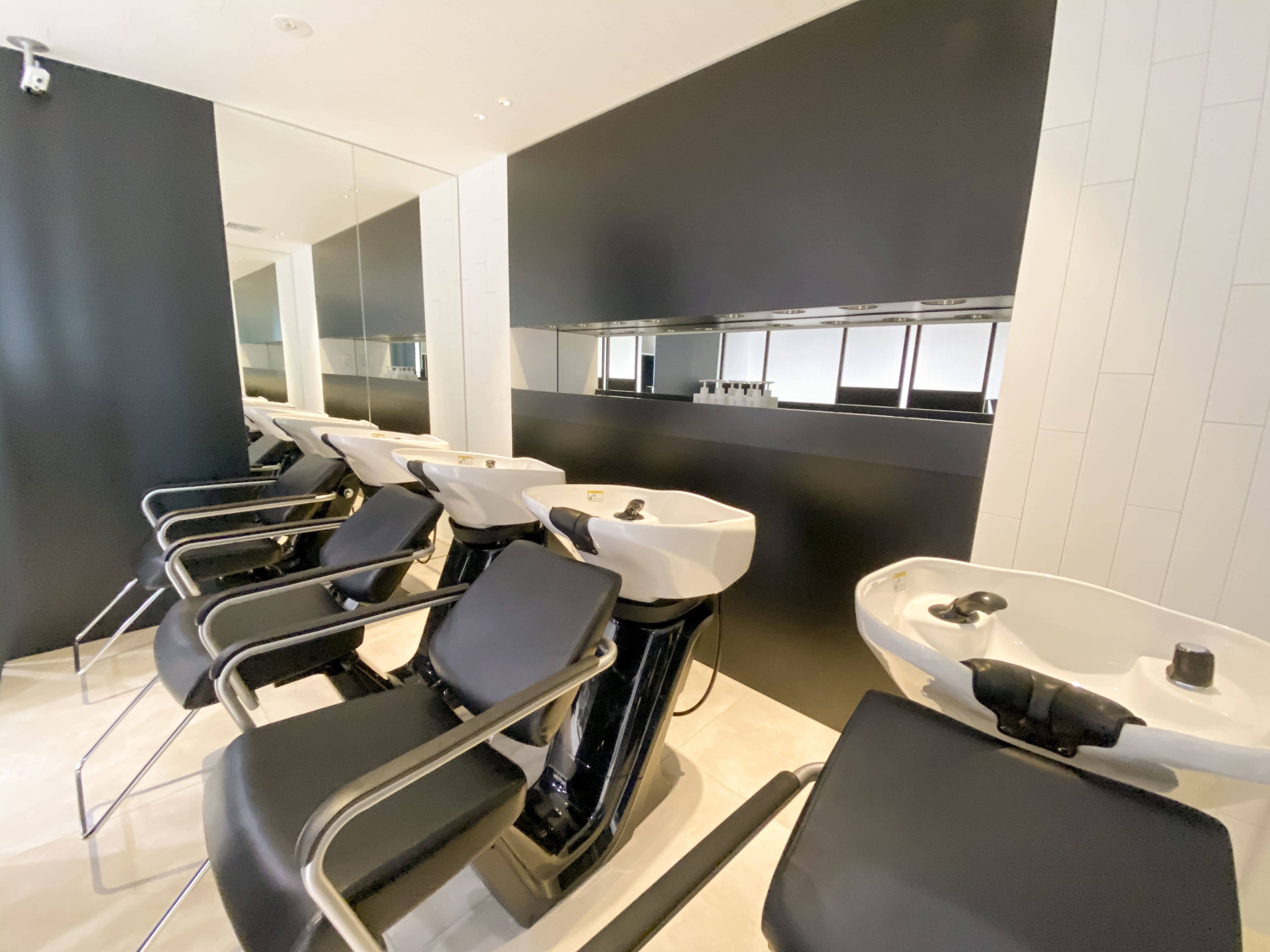 【浦和】◆最低保障給あり・撮影ブース完備◆業界屈指の集客力でたくさんのお客様を担当できます!ITを駆使し、業界をリードするブランドサロン「IT by ALBUM 浦和店(アイティーバイアルバムウラワテン)」からスタイリスト(美容師)の求人☆★