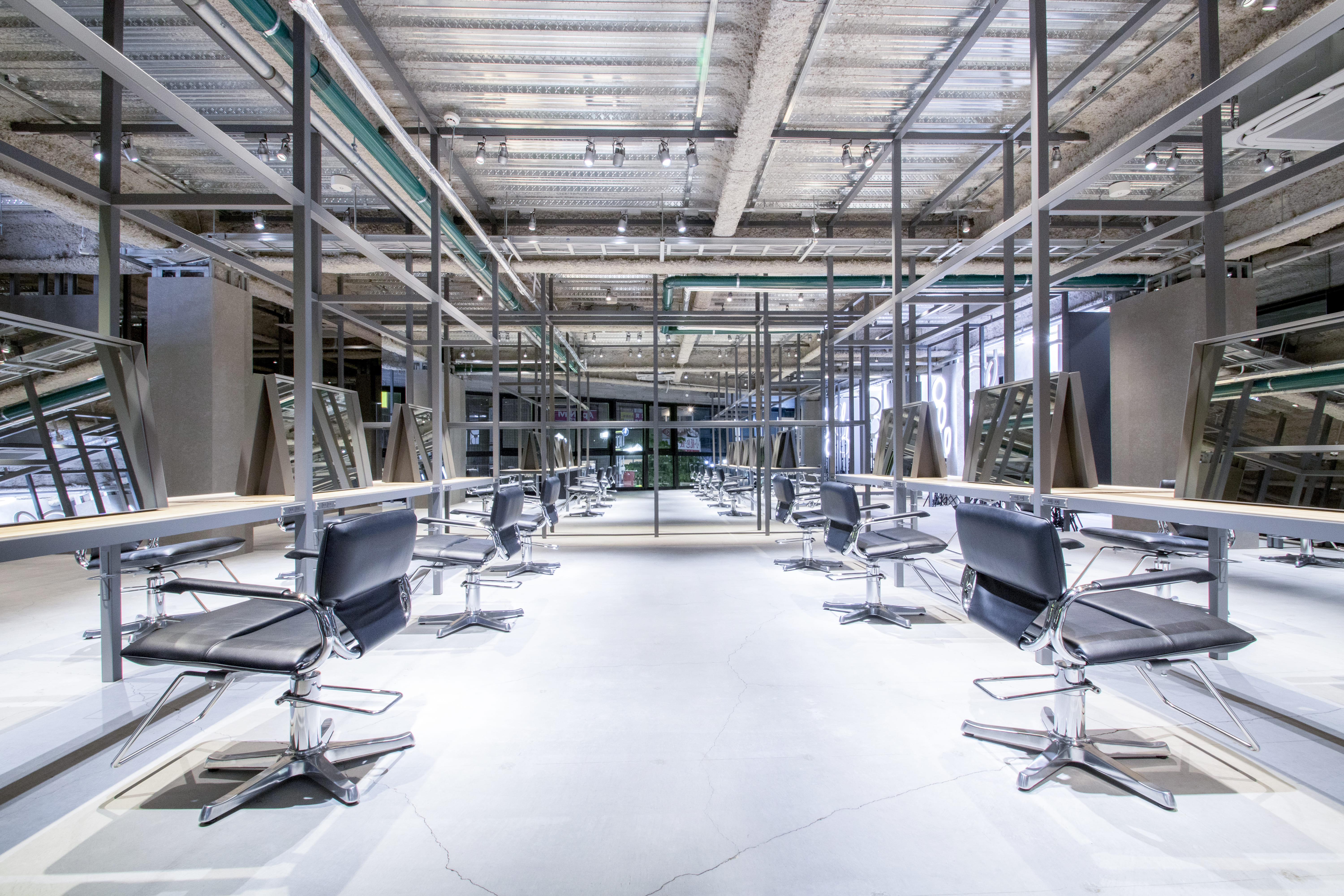 【八王子駅】◆最低保障給あり・撮影ブース完備◆業界屈指！抜群の集客力でたくさんのお客様を担当できます！ITを駆使し、業界をリードするブランド発信サロン「IT by ALBUM 八王子店（アイティーバイアルバムハチオウジテン）」からスタイリスト（美容師）の求人☆★