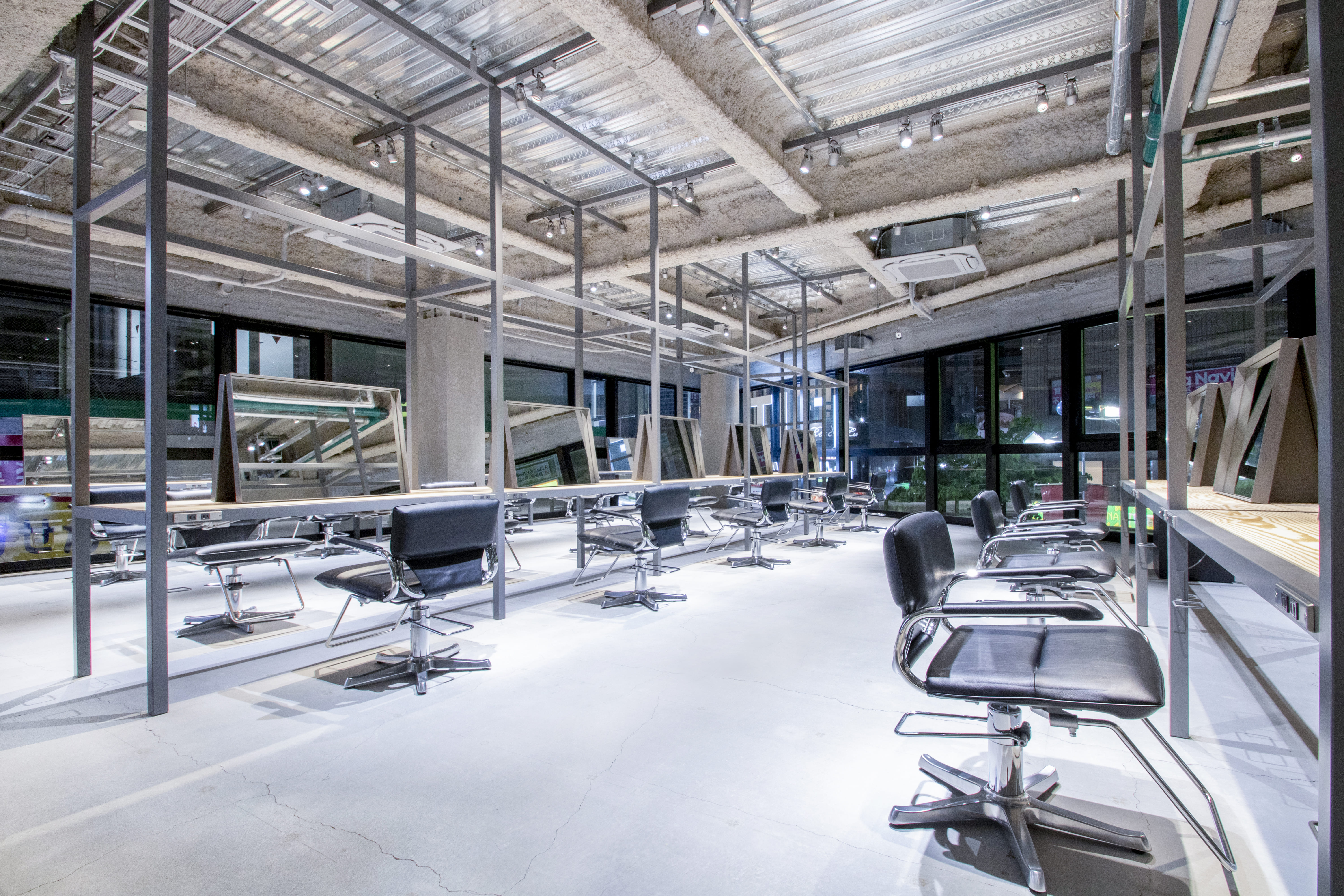 【八王子駅】◆最低保障給あり・撮影ブース完備◆業界屈指！抜群の集客力でたくさんのお客様を担当できます！ITを駆使し、業界をリードするブランド発信サロン「IT by ALBUM 八王子店（アイティーバイアルバムハチオウジテン）」からスタイリスト（美容師）の求人☆★