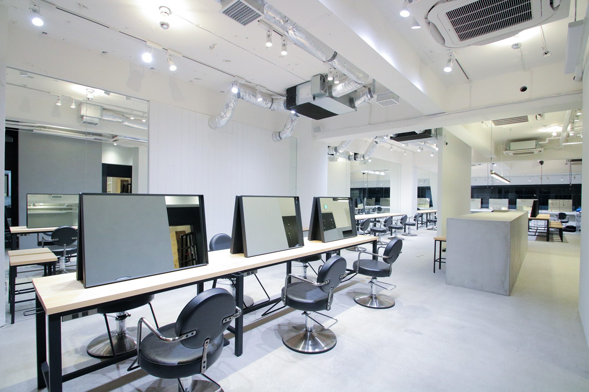 【新宿】◆撮影ブース完備◆業界屈指の集客力で顧客様がいない方でも安心！バックオフィスを設置しており、スタッフさん一人一人のセルフブランディングを確立！今日本で一番予約されている美容室「ALBUM 新宿店（アルバムシンジュクテン）」からスタイリスト（美容師）の求人☆★