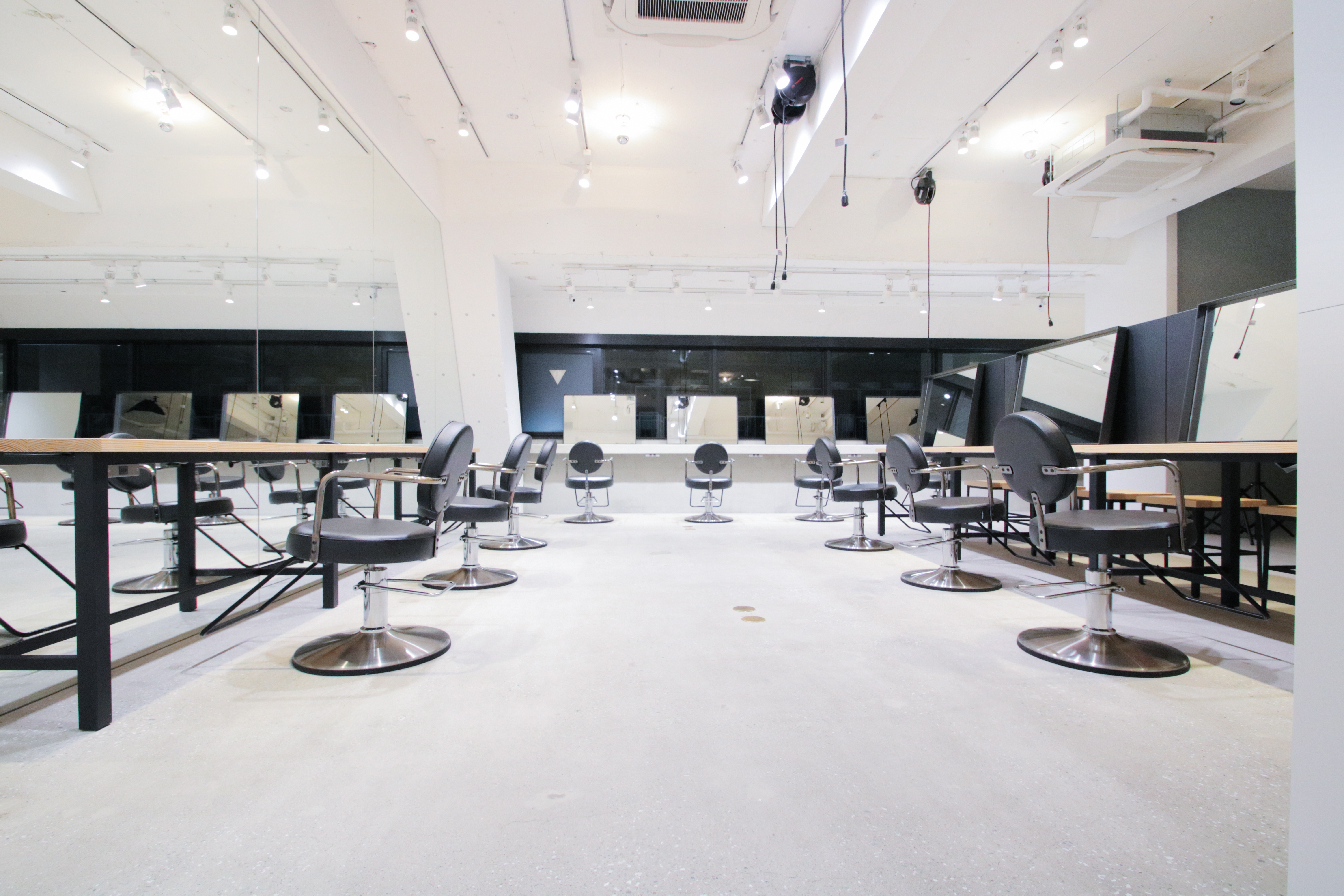 【新宿】◆撮影ブース完備◆業界屈指の集客力で顧客様がいない方でも安心！バックオフィスを設置しており、スタッフさん一人一人のセルフブランディングを確立！今日本で一番予約されている美容室「ALBUM 新宿店（アルバムシンジュクテン）」からスタイリスト（美容師）の求人☆★