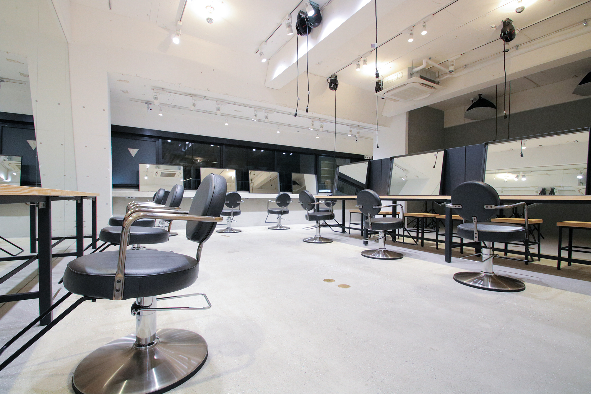 【新宿】◆撮影ブース完備◆業界屈指の集客力で顧客様がいない方でも安心！バックオフィスを設置しており、スタッフさん一人一人のセルフブランディングを確立！今日本で一番予約されている美容室「ALBUM 新宿店（アルバムシンジュクテン）」からスタイリスト（美容師）の求人☆★