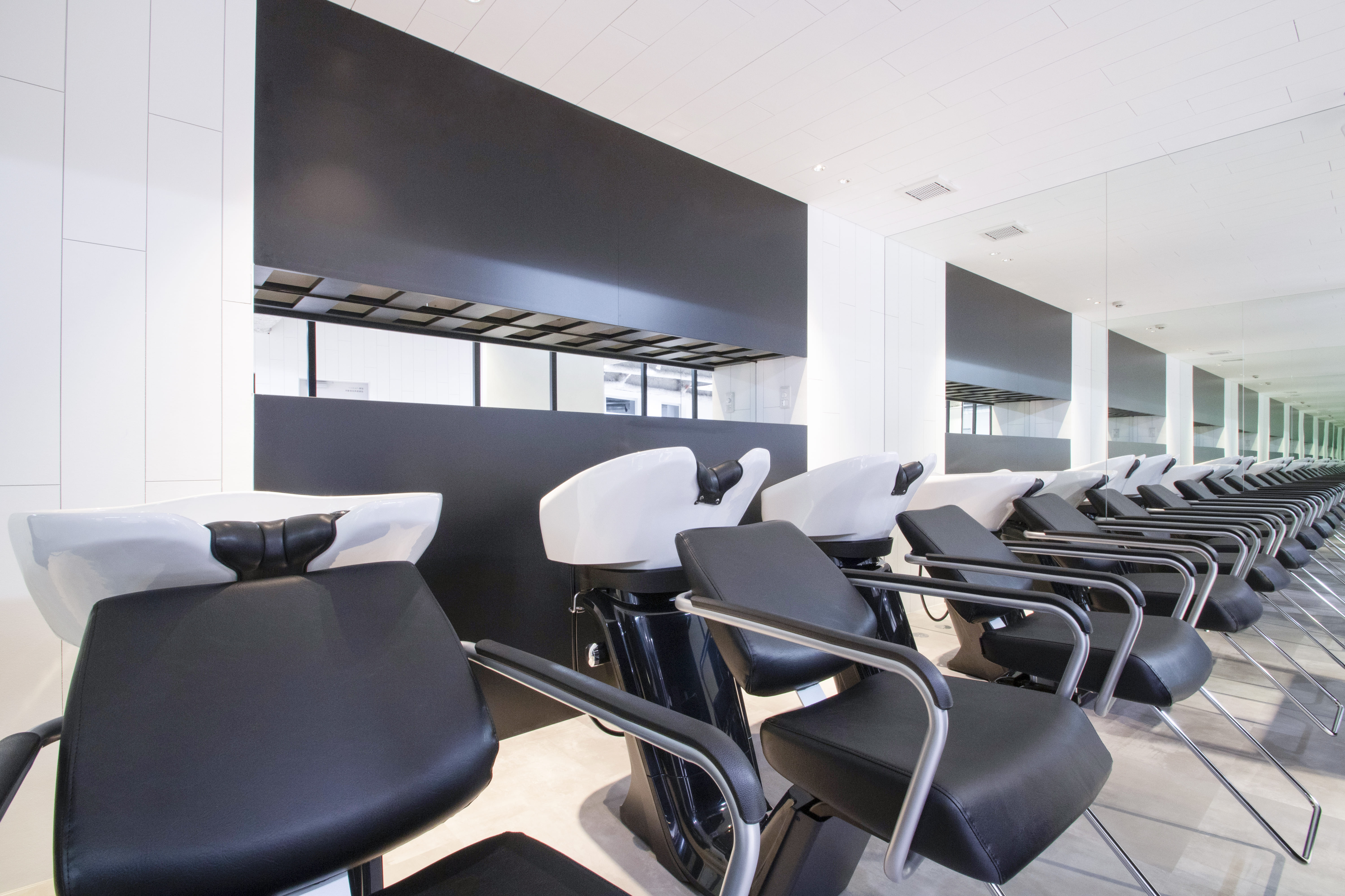 【藤沢駅】◆最低保障給あり・撮影ブース完備◆業界屈指の集客力でたくさんのお客様を担当できます！ITを駆使する業界屈指のブランドサロン「IT by ALBUM  藤沢店（アイティーバイアルバムフジサワテン）」からスタイリスト（美容師）の求人☆★