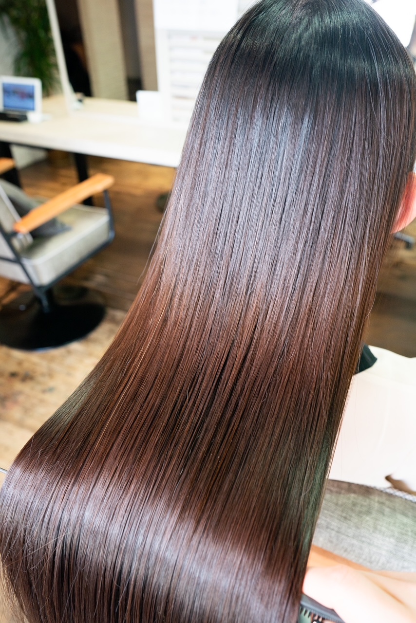 【梅田】≪完全マンツーマンでの入客≫≪カットカラー2時間枠≫≪月8,9日休み≫≪土日休み可能≫≪社会保険完備≫平均客単価17000円ほどの髪質改善特化高単価サロン!1日3,4名の入客で月100万円の売上を作れる環境!数をこなさなくても稼いでいける為長く美容師として働いていけますよ!「Jewel Box 東梅田店(ジュエルボックスヒガシウメダテン)」からスタイリスト(美容師)の求人★☆