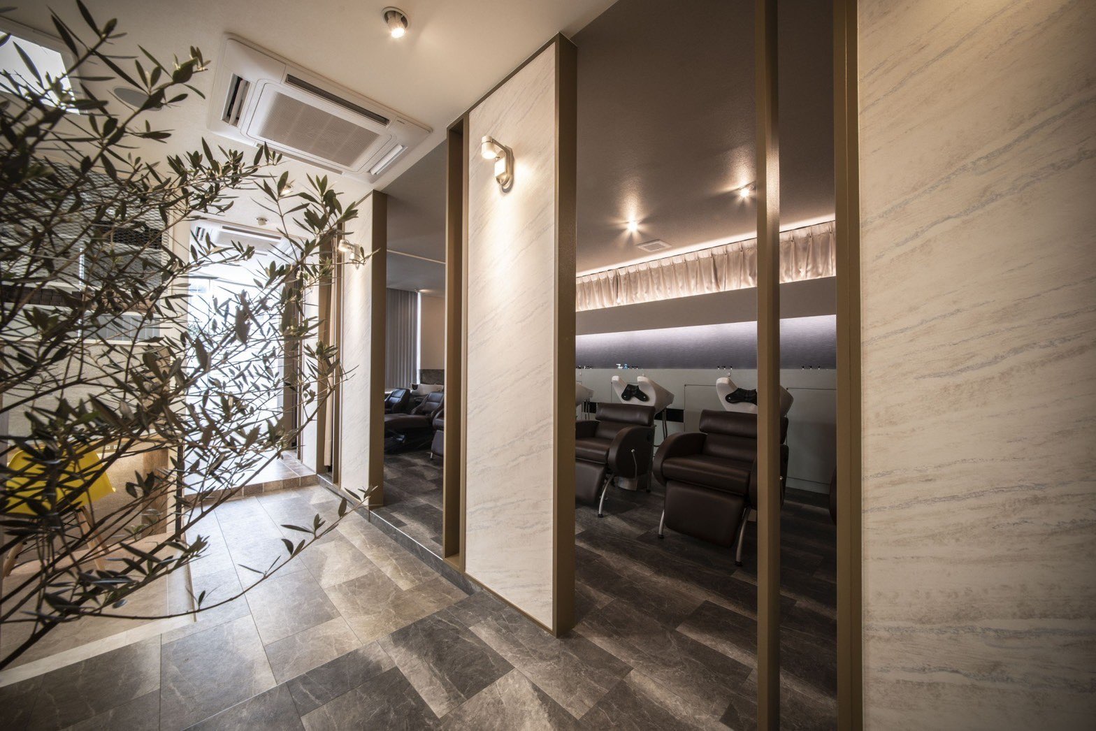 【小倉駅】≪デビューまで2年以内・営業中レッスンOK・20時までに退勤可能・社会保険完備≫安心のカリキュラムで一人ひとりにピッタリなペースでスタイリストデビューを目指せるトータルビューティーサロン「THE bleach kokura 髪質改善特化型（ザブリーチコクラカミシツカイゼントッカガタ）」からアシスタント（美容師）の求人★☆