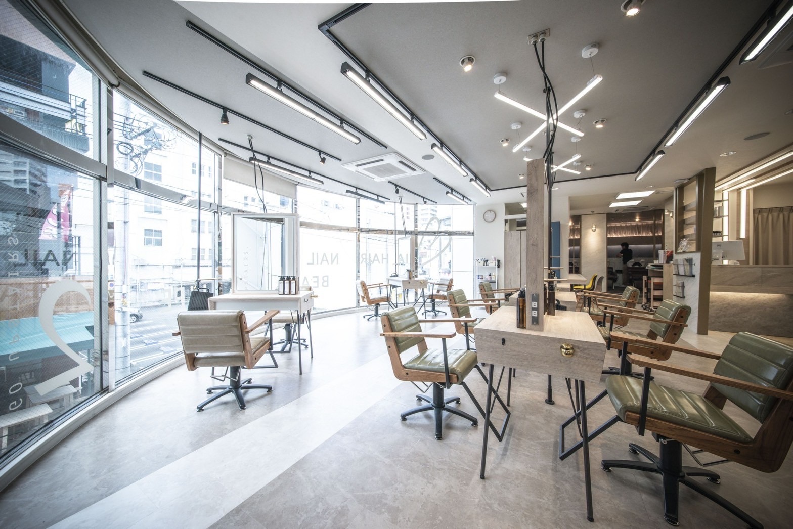 【小倉駅】≪デビューまで2年以内・営業中レッスンOK・20時までに退勤可能・社会保険完備≫安心のカリキュラムで一人ひとりにピッタリなペースでスタイリストデビューを目指せるトータルビューティーサロン「THE bleach kokura 髪質改善特化型（ザブリーチコクラカミシツカイゼントッカガタ）」からアシスタント（美容師）の求人★☆