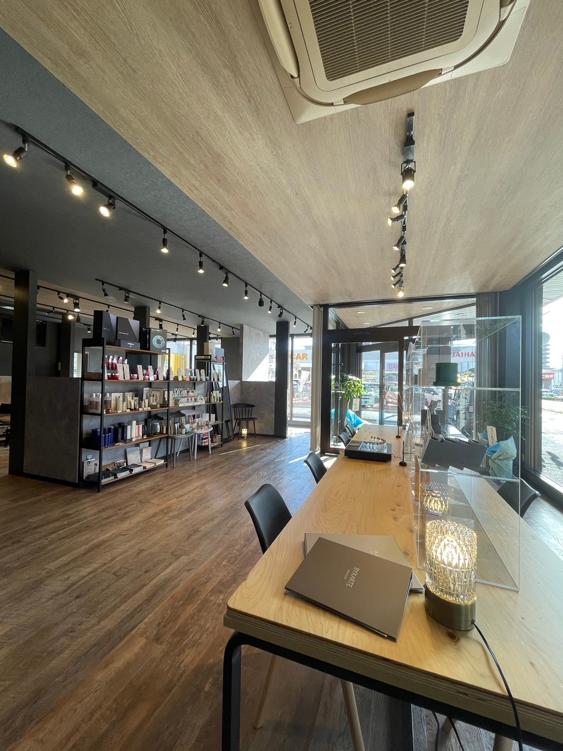 【新下関駅】≪Aujua取り扱い・カラーやデザインテクニックを取得可能・社会保険完備・休日数の選択OK≫20〜30代のお客様が多数ご来店！歩合給もつきやすく高月給が目指せるヘアサロン「the laughter THE BREACH 新下関店 Smart Salon（ザラフターザブリーチシンシモノセキテンスマートサロン）」からスタイリスト（美容師）の求人★☆