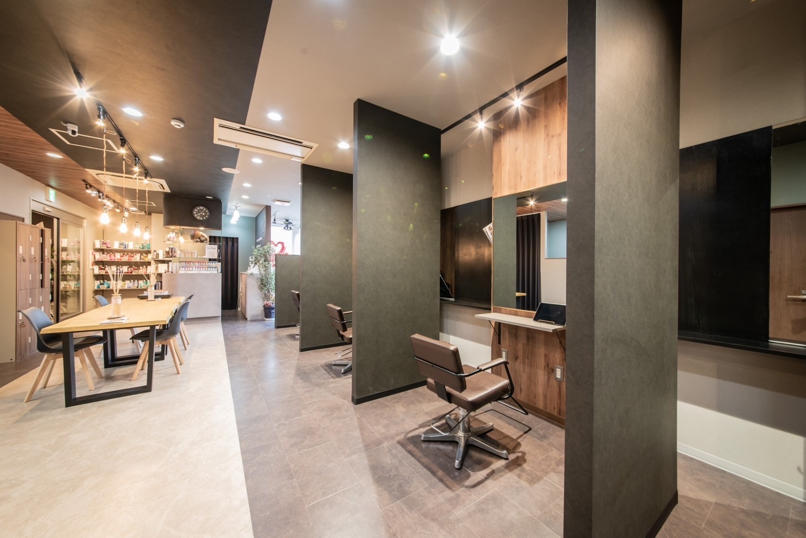 【桃園】≪デビューまで2年以内・営業中レッスンOK・20時までに退勤可能・社会保険完備≫安心のカリキュラムで一人ひとりにピッタリなペースでスタイリストデビューを目指せるヘアサロン「the laughter THE BREACH 黒崎桃園店 Smart Salon（ザラフターザブリーチクロサキモモゾノテンスマートサロン）」からアシスタント（美容師）の求人★☆