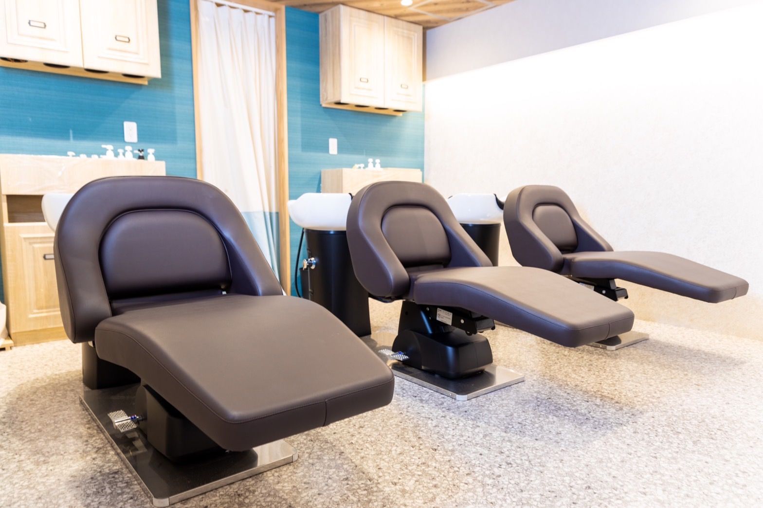 【天神】≪離職率5%以下・平均月収40万円~・最低保障給あり・20代のお客様が多い・入客チャンスあり・業務委託or正社員の選択OK・インボイス対策済≫平均売上月100万以上のスタッフも在籍!土日祝のお休みも相談可能なので働きやすさバッチリ!!自分の時間を大切にできて長くお仕事できるヘアサロン「TIGRE tenjin(ティグルテンジン)」からスタイリスト(美容師)の求人☆★☆