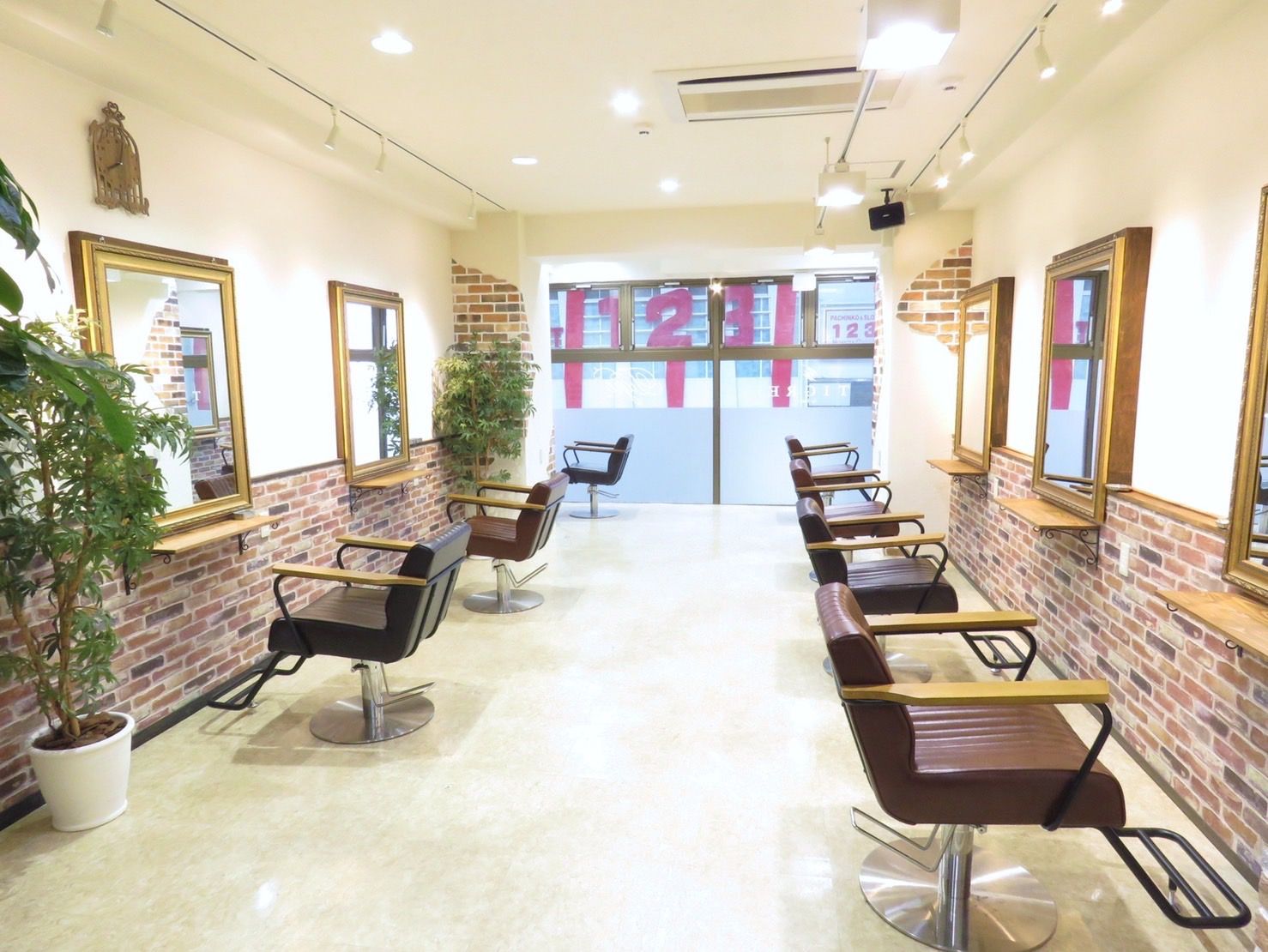 【辛島町駅】≪離職率5％以下・平均月収40万円～・最低保障給あり・20代のお客様が多い・入客チャンスあり・業務委託or正社員の選択OK・インボイス対策済≫平均売上月100万以上のスタッフも在籍！土日祝のお休みも相談可能なので働きやすさバッチリ！！自分の時間を大切にできて長くお仕事できるヘアサロン「TIGRE for hair（ティグルフォーヘアー）」からスタイリスト（美容師）の求人☆★☆