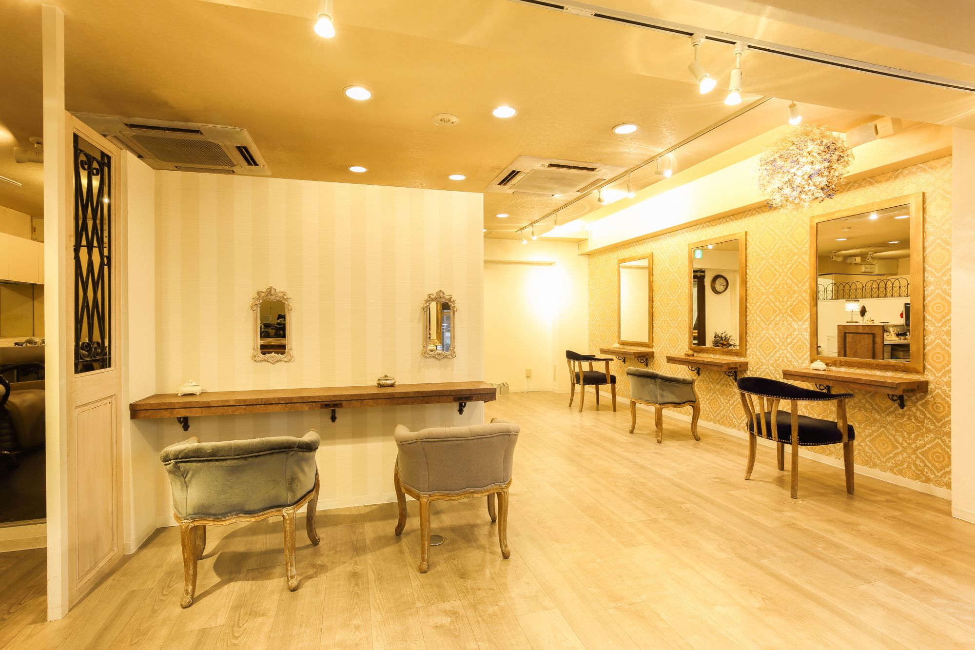 【茶屋町】≪月1の日曜日休み≫≪有給休暇あり≫≪社会保険加入制度あり≫≪朝と営業中レッスンで2年デビュー≫ドライカット&髪質改善が人気の実力派ヘアサロン!「fur(フューア)」からアシスタント(美容師)の求人★☆★