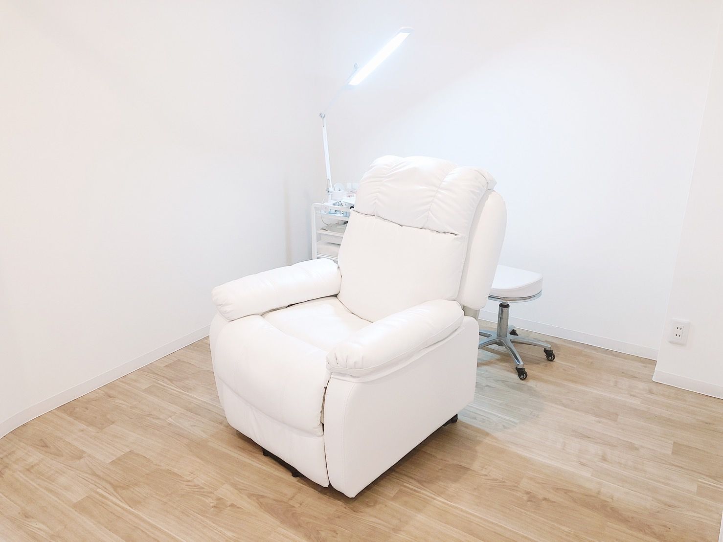 【枚方市駅】≪実働8時間≫≪日曜休み月2回までOK≫≪高単価≫≪社員割引あり≫余裕を持ったサロンワークが叶う！回転率や入客数ではなく、技術の高さや質、丁寧さを大切にする「eto（エト）」からアイリスト（まつげエクステ）の求人★☆★