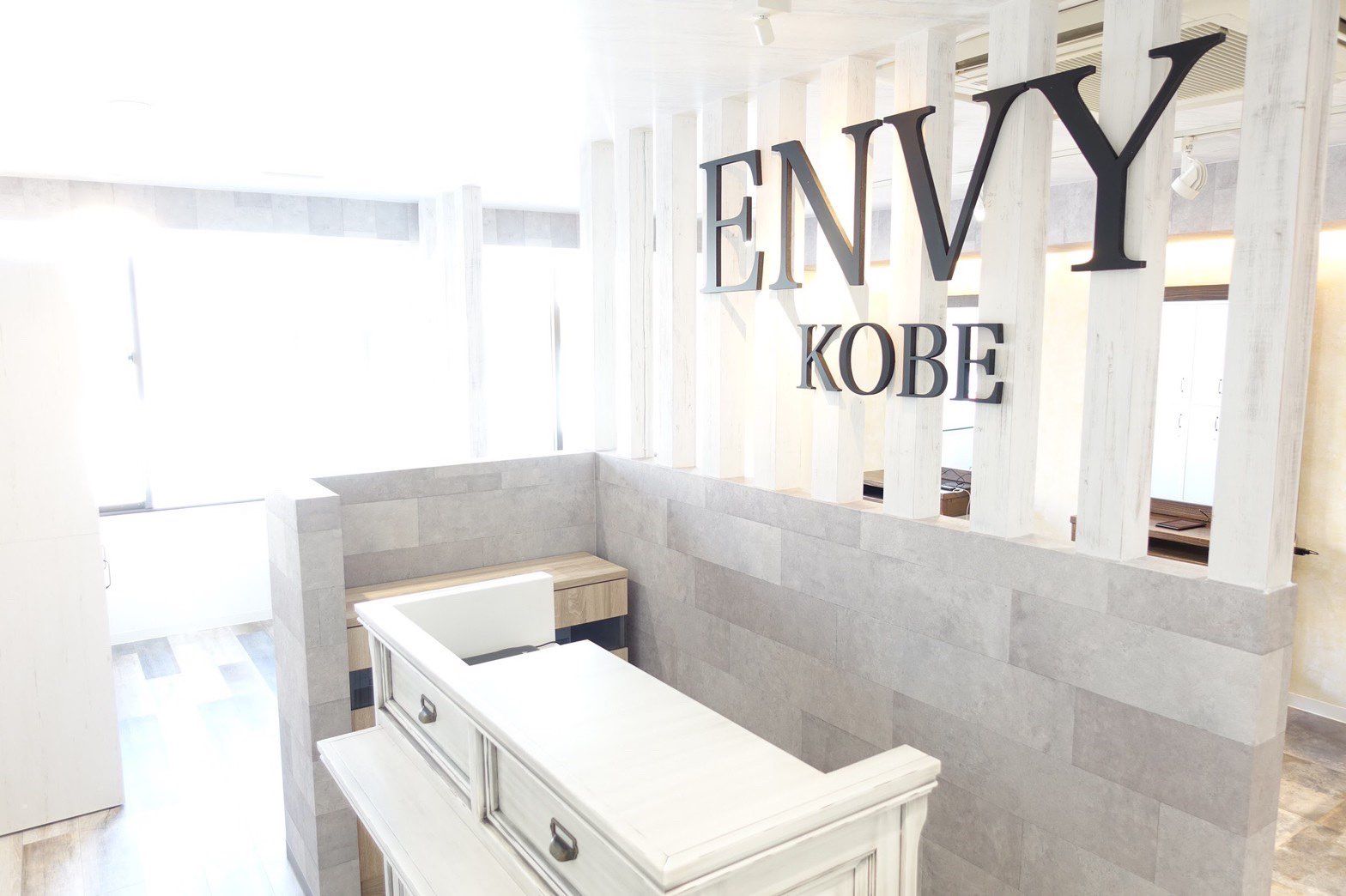 【三宮】≪指名50~55％／フリー40～45％の高還元率≫≪1日12000円保証あり≫抜群の集客と独自のシステムで若いお客様から圧倒的な支持を得ている人気サロン！ブリーチ比率が50％以上なのでカラー好きな方にオススメ！「ENVY KOBE（エンヴィーコウベ）」からスタイリスト（美容師）の求人☆★