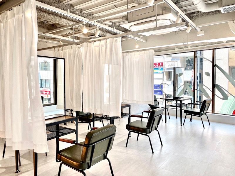 【三宮】≪指名50~55％／フリー40～45％の高還元率≫≪1日12000円保証あり≫抜群の集客と独自のシステムで若いお客様から圧倒的な支持を得ている人気サロン！自由な社風なので勤務日数などもライフスタイルに合わせ働けます「tlim by ENVY（トリムバイエンヴィー）」からスタイリスト（美容師）の求人☆★