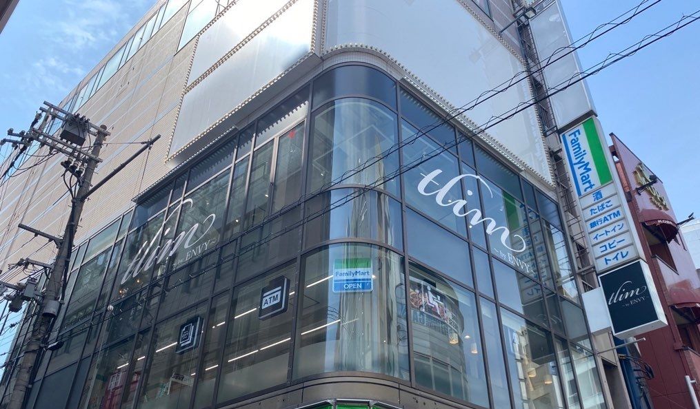 【三宮】≪指名50~55％／フリー40～45％の高還元率≫≪1日12000円保証あり≫抜群の集客と独自のシステムで若いお客様から圧倒的な支持を得ている人気サロン！自由な社風なので勤務日数などもライフスタイルに合わせ働けます「tlim by ENVY（トリムバイエンヴィー）」からスタイリスト（美容師）の求人☆★