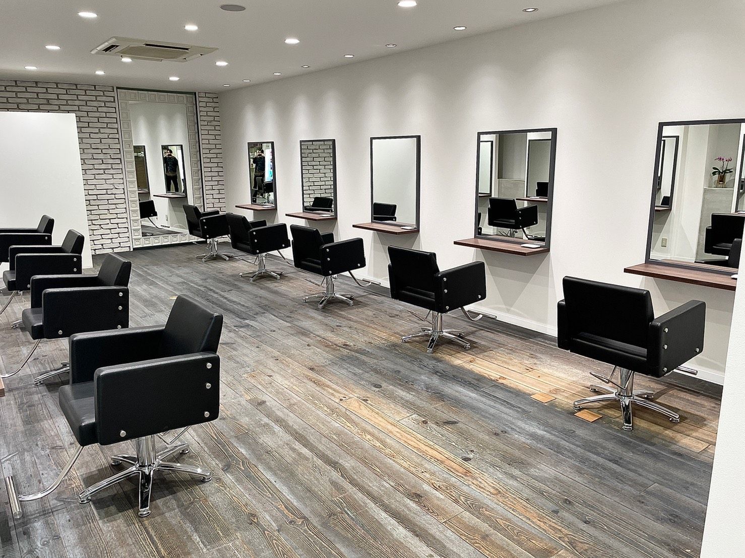 【烏丸】SNSで人気のTOPスタイリストさんが多数在籍!!≪社会保険完備≫≪完全週休2日≫≪ヘアメイク撮影あり≫≪スタッフ同士仲良し≫土日休み相談OKでプライベート充実!!トレンドのスタイルづくりや撮影、ヘアメイク好きな方も大歓迎!!美容師として楽しく成長できる「patou 烏丸(パトゥカラスマ)」からアシスタント(美容師)の求人☆★