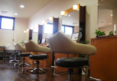 【阿知須】≪19時までに退勤可能≫≪実働8時間≫≪年1回昇給あり≫≪社会保険完備≫安心の福利厚生が整った環境!残業が無いのでプライベートも充実できるサロンです!「メリィ・メリィ ヘアーハウス 宇部東店(メリィメリィヘアーハウスウベヒガシテン)」からスタイリスト(美容師)の求人☆★