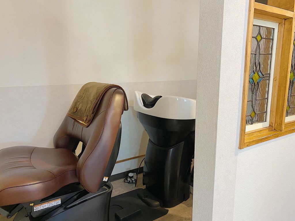 【名島駅】≪完全週休二日制・18:00〜18:30分ごろ退勤・住宅手当あり≫自分の時間を大切にしてお仕事できる環境です。マンツーマンでお客様に関わりお客様の髪を大切にするヘアサロン「琥珀（コハク）」からスタイリスト（美容師）の求人☆★☆