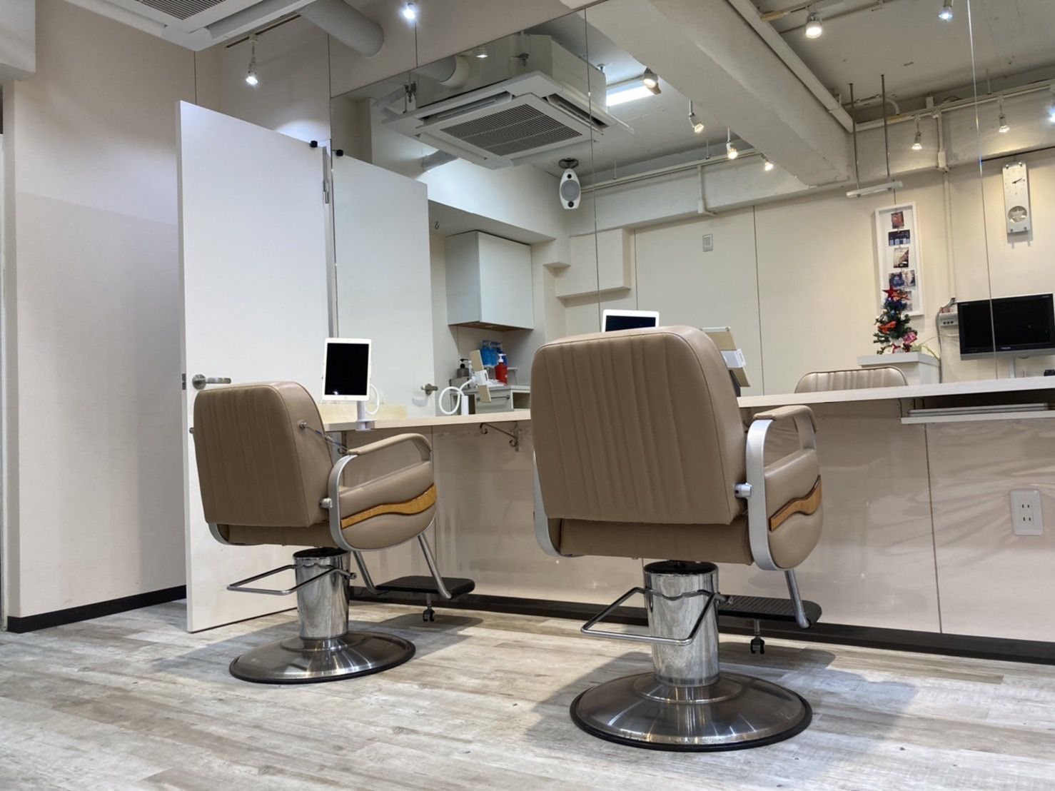 【王子公園】≪日曜定休あり≫≪月6日休みは月給27万円〜！月8日休みは月給25万円〜！≫≪社会保険完備≫≪19時退勤可能！≫正社員は土日休みを年間最大9日まで取得OK！パートの方は制限なし！プライベートも充実させながら楽しくお仕事ができるサロン「Sopra（ソプラ）」からスタイリスト（美容師）の求人☆★