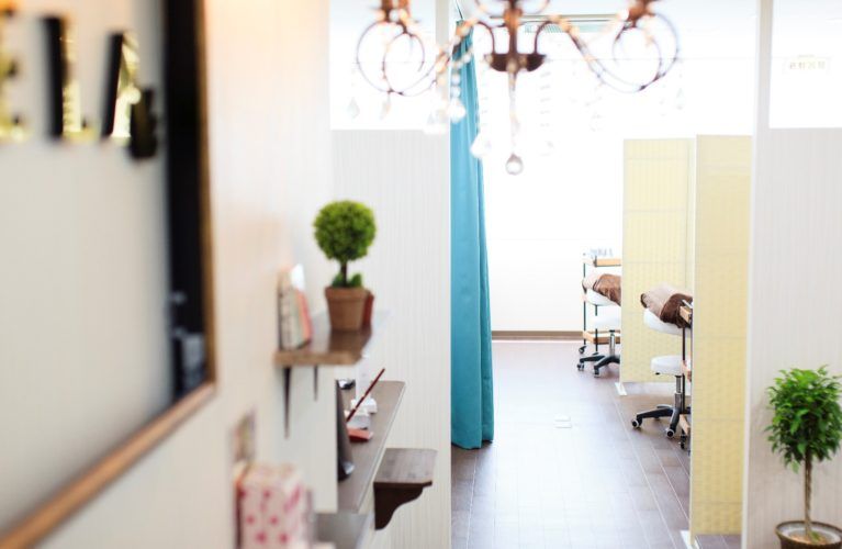 【所沢駅】≪雇用形態選択OK・土日休みOK・社会保険完備≫休日や福利厚生は万全！手当も豊富です！仕事、プライベートも両方充実できる環境のアイラッシュサロンです「EYELA 所沢店（アイラトコロザワテン）」からアイリスト（アイデザイナー・まつ毛エクステ）の求人☆☆