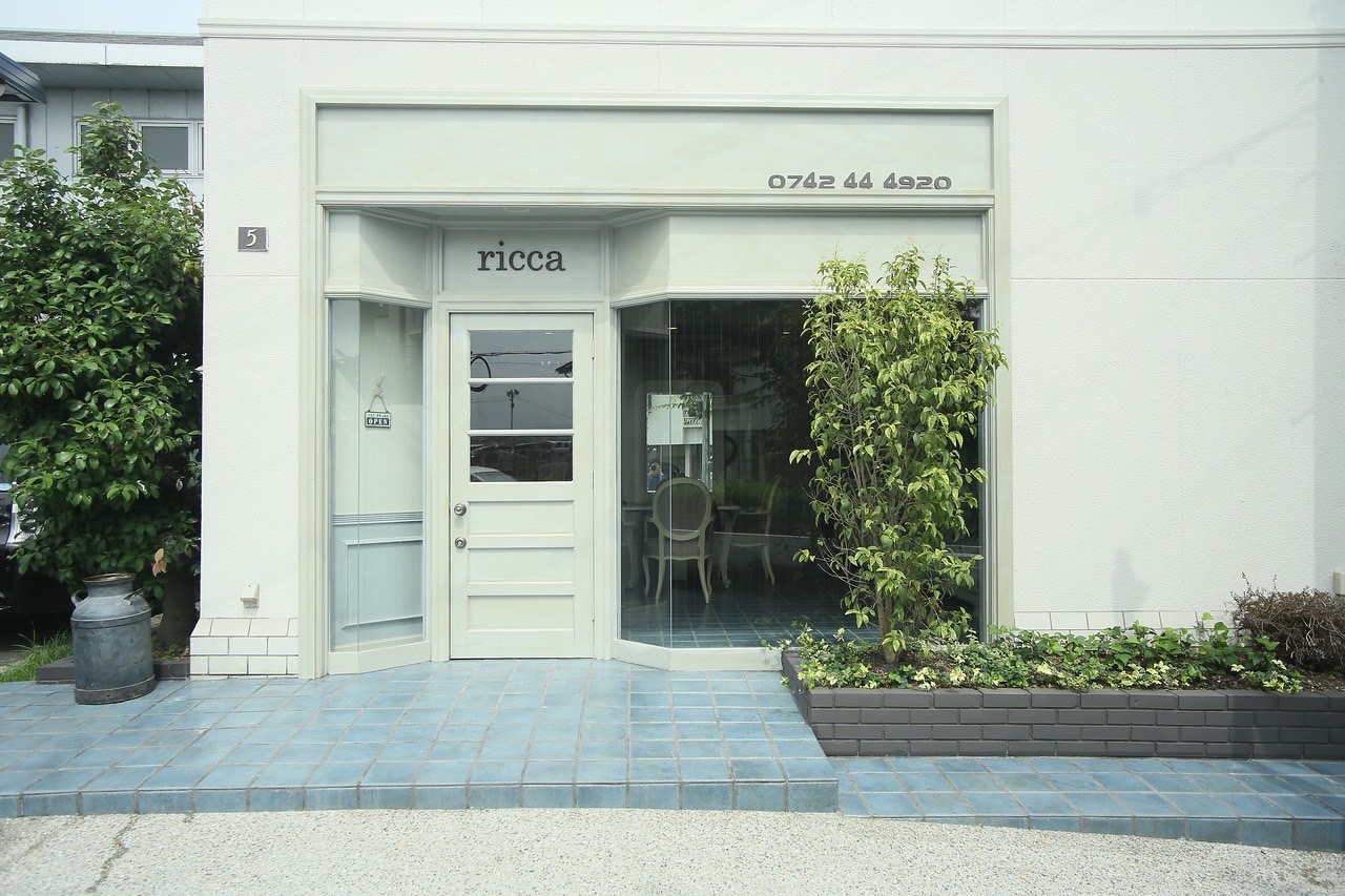 【大和西大寺】≪1日4時間以上～OK≫≪週1日の平日のみの勤務もOK≫アシスタント業務のみやりたいママさん美容師も歓迎！地域密着型の小規模サロン！幅広い年齢層のお客様の接客が出来るサロンです！「ricca hair make（リッカヘアーメイク）」よりアシスタント（美容師）の求人☆★