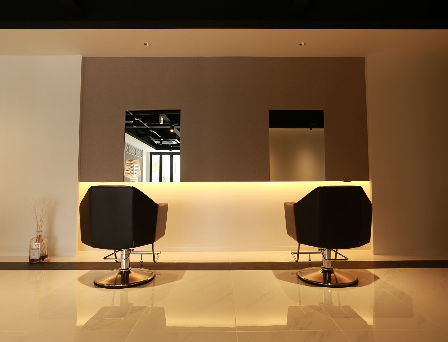 【甲子園】≪月給25万円〜≫≪有給休暇あり≫≪完全週休2日≫≪社会保険完備≫目指すは生産性150万円！実際にデビューして1年以内に100万円超のプレイヤーになれる、そんな教育体制があります！スタッフさんに、お客様に学んで成長できるサロン「GOLD（ゴールド）」からアシスタント（美容師）の求人★☆