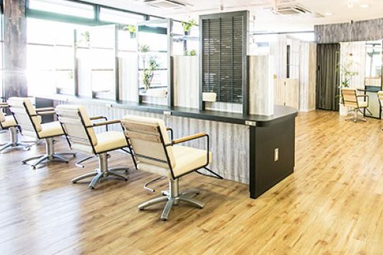 【久喜駅】■平均退社19時台・月9日休み選択可能・産休育休制度あり・社会保険完備■幅広い年齢層のスタッフさんが活躍中！ママさんスタイリストさんも大歓迎！今までの経験を活かして長所を伸ばせるサロン！「hairshop N&A 久喜店（ヘアーショップエヌアンドエークキテン）」からスタイリスト（美容師）の求人☆★