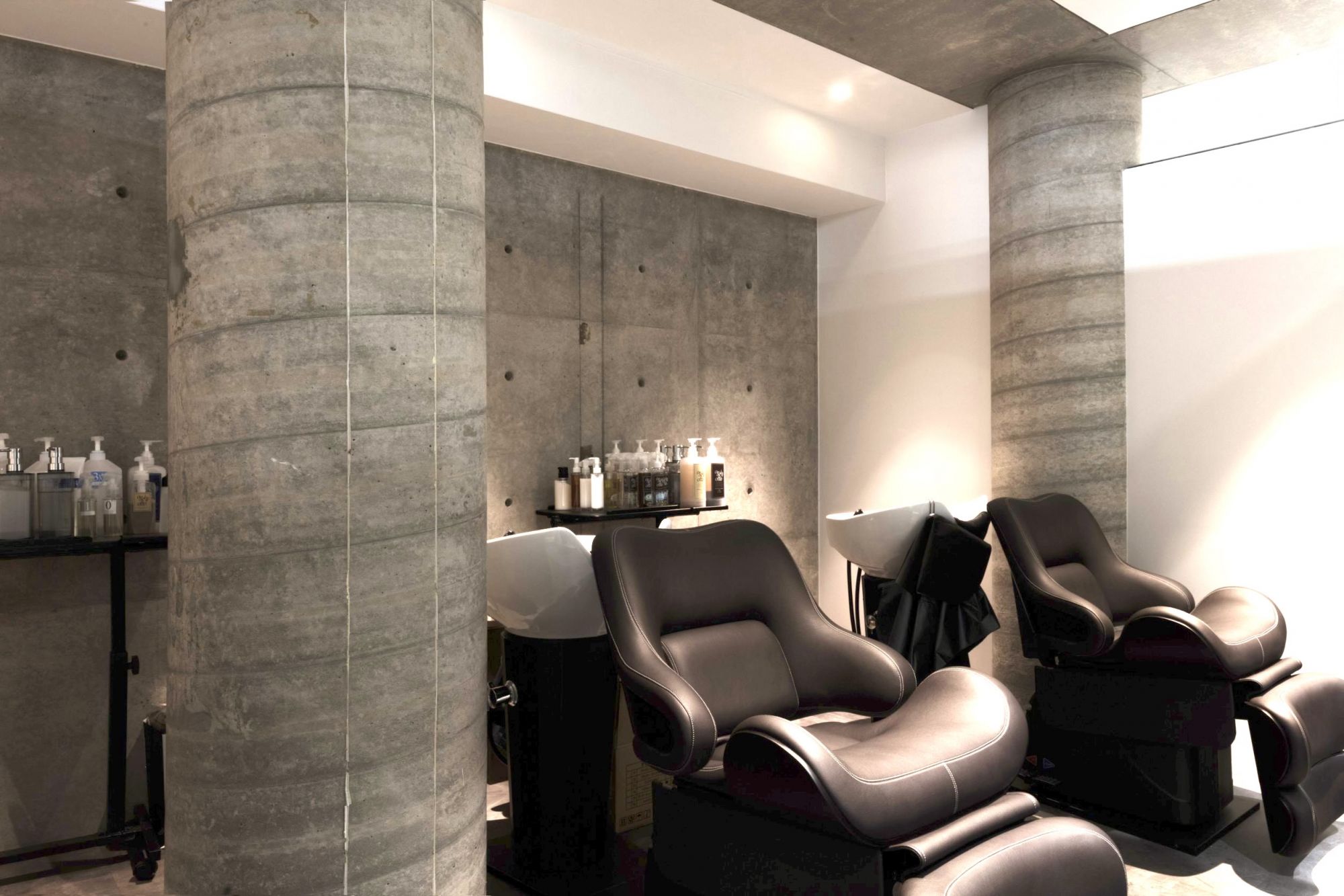 【心斎橋】≪正社員は実働8時間・社保完備・完全週休2日≫≪委託は完全自由出勤≫≪土日休み月2回までOK≫≪1万円以上の高単価サロン≫≪夜間手当あり≫≪マンツーマン接客≫≪希望者はアイリストの兼任もOK！≫デザインカラー比率9割！20代を中心に大人気のお洒落サロン！技術に不安がある方でも安心！「welring hair salon（ウェーリングヘアサロン）」からスタイリスト（美容師）の求人☆★