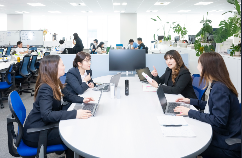 【新宿】≪女性が長く活躍できる職場≫≪寮あり≫≪有給休暇あり≫≪月給25万円以上可能≫美容カイロを学びつつ、サロン経営者さんのサポートをする業務!旅をするように働ける「株式会社日本直販総本社(カブシキガイシャニホンチョクハンソウホンシャ)」からエステティシャンの求人☆☆