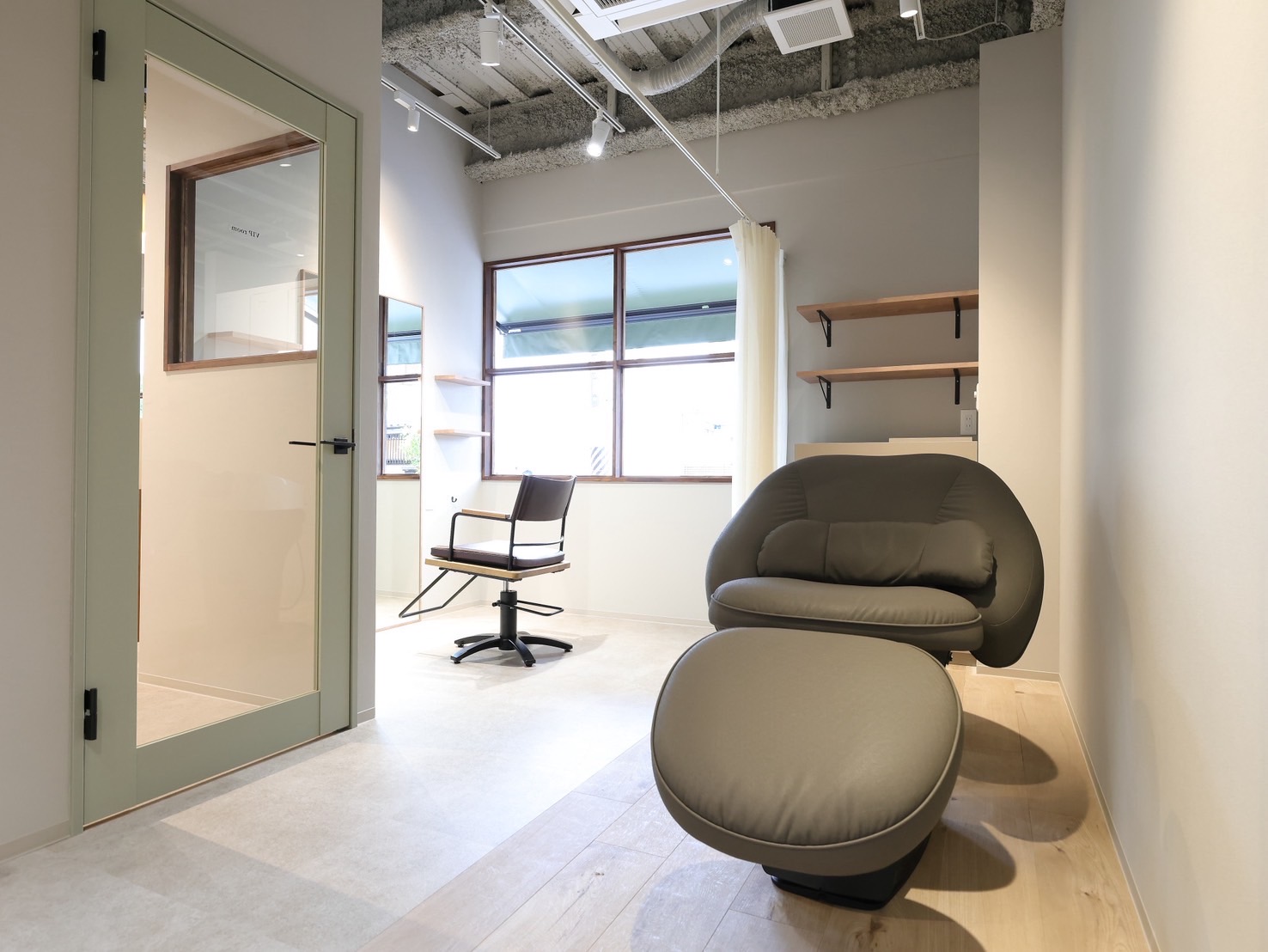 【横堤】≪3か月以上の勤務で就職お祝金10万円支給あり≫≪社会保険完備の日祝定休≫≪企業型iDeCoへ加入できる！≫有休消化推奨サロンで、平日18時CLOSEなのでプライベートも充実！女性が長く働いていけるサロンです！「19（ジューク）」からスタイリスト（美容師）の求人☆☆