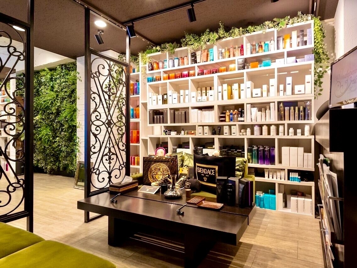 【烏丸】≪月8日休み≫≪土日休み可能≫≪社会保険完備≫≪有給休暇あり≫商材が豊富なため客単価も上げやすい！頑張った分はお給与にしっかり還元してもらえるサロン！平均退社時間20時！美容マニアが集うサロン！「independence（インデペンデンス）」よりスタイリスト（美容師）の求人☆★