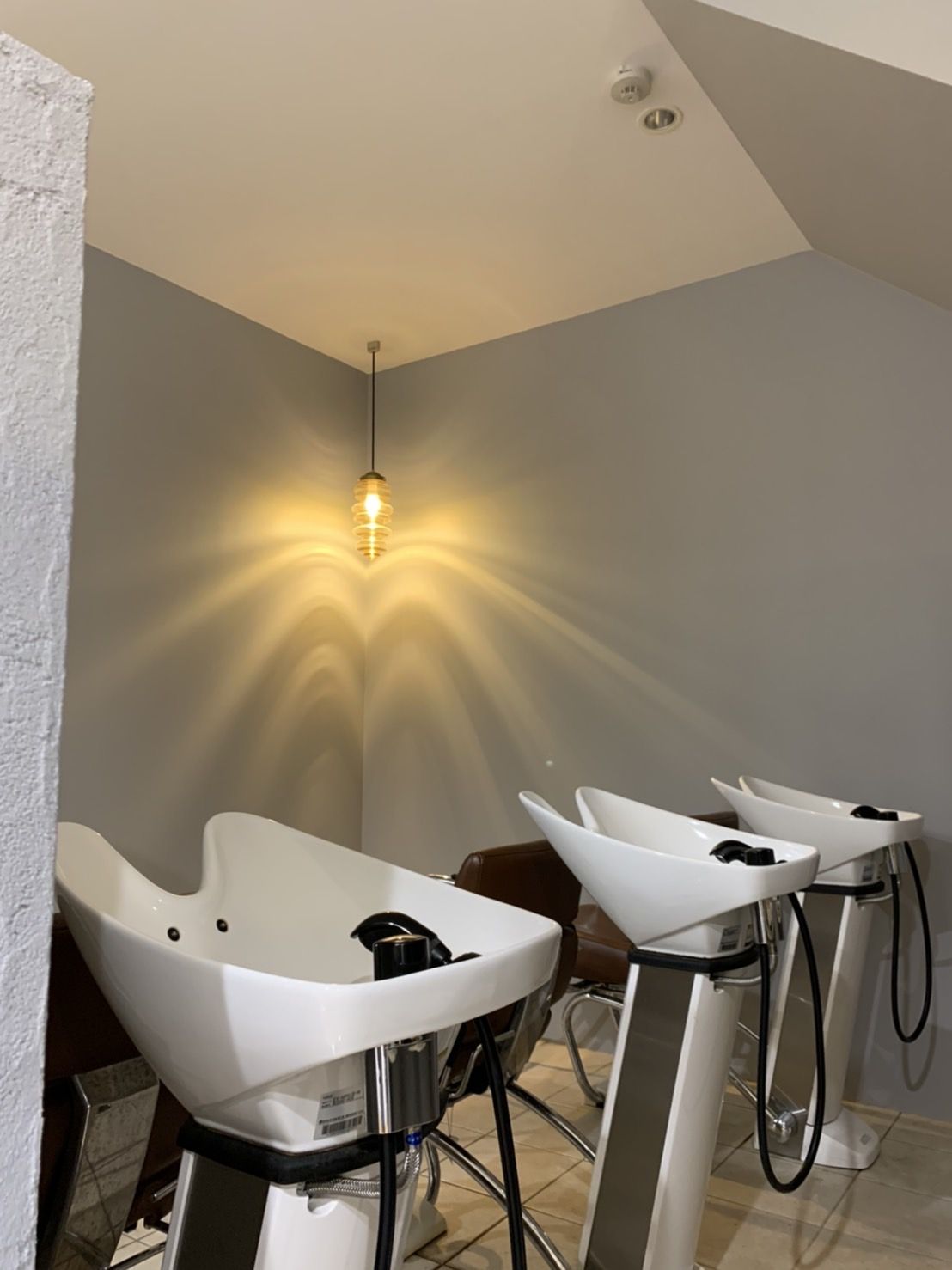 【樟葉】≪時給1300円≫≪日曜定休≫≪週2日以上の勤務からOK≫≪女性のみのサロン≫≪マンツーマン≫落ち着いたインテリアが可愛い！パートスタッフが多いサロン！ママさん美容師も歓迎！！「Sumire（スミレ）」よりスタイリスト（美容師）の求人☆☆