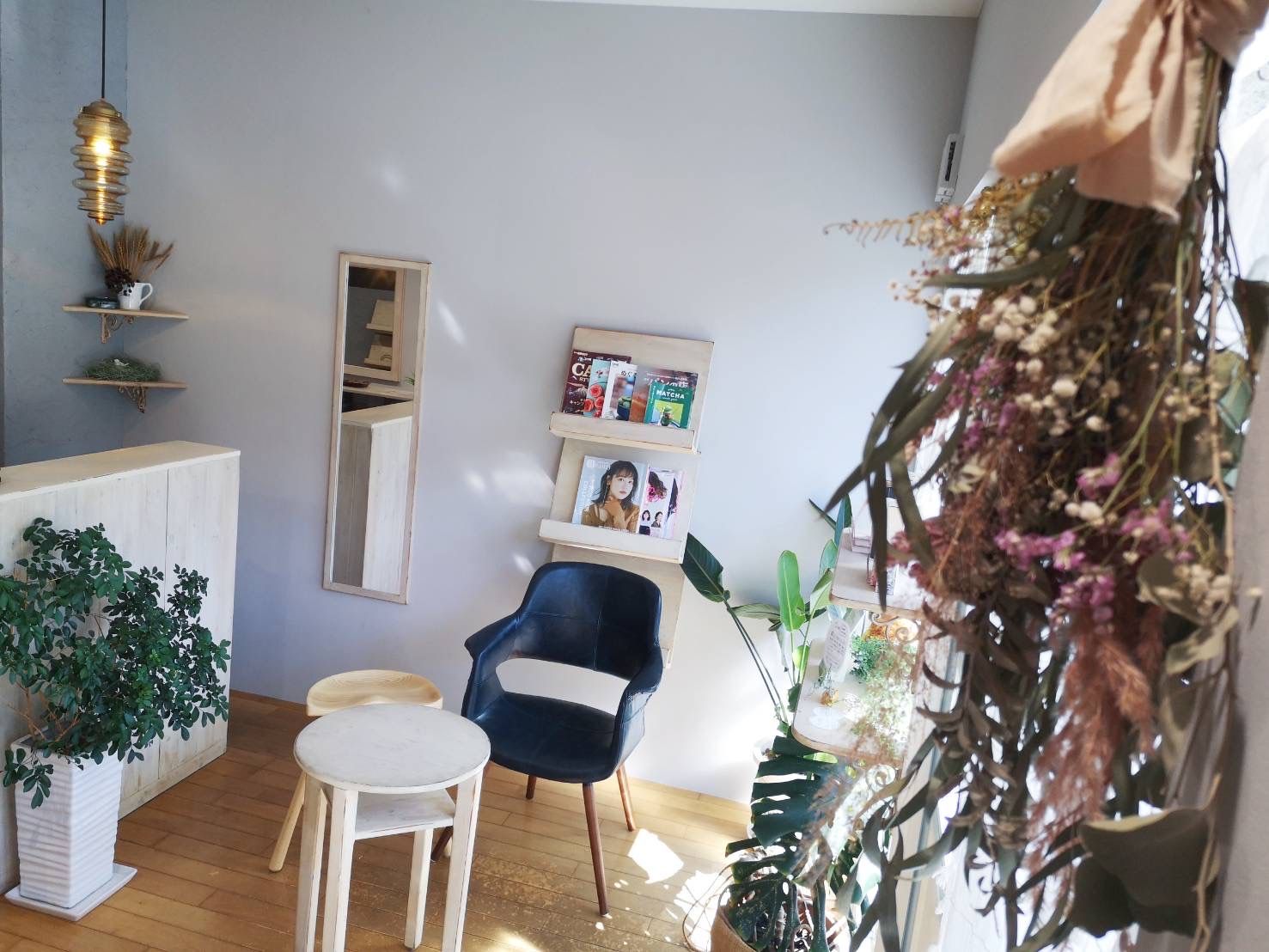 【樟葉】≪時給1300円≫≪日曜定休≫≪週2日以上の勤務からOK≫≪女性のみのサロン≫≪マンツーマン≫落ち着いたインテリアが可愛い！パートスタッフが多いサロン！ママさん美容師も歓迎！！「Sumire（スミレ）」よりスタイリスト（美容師）の求人☆☆