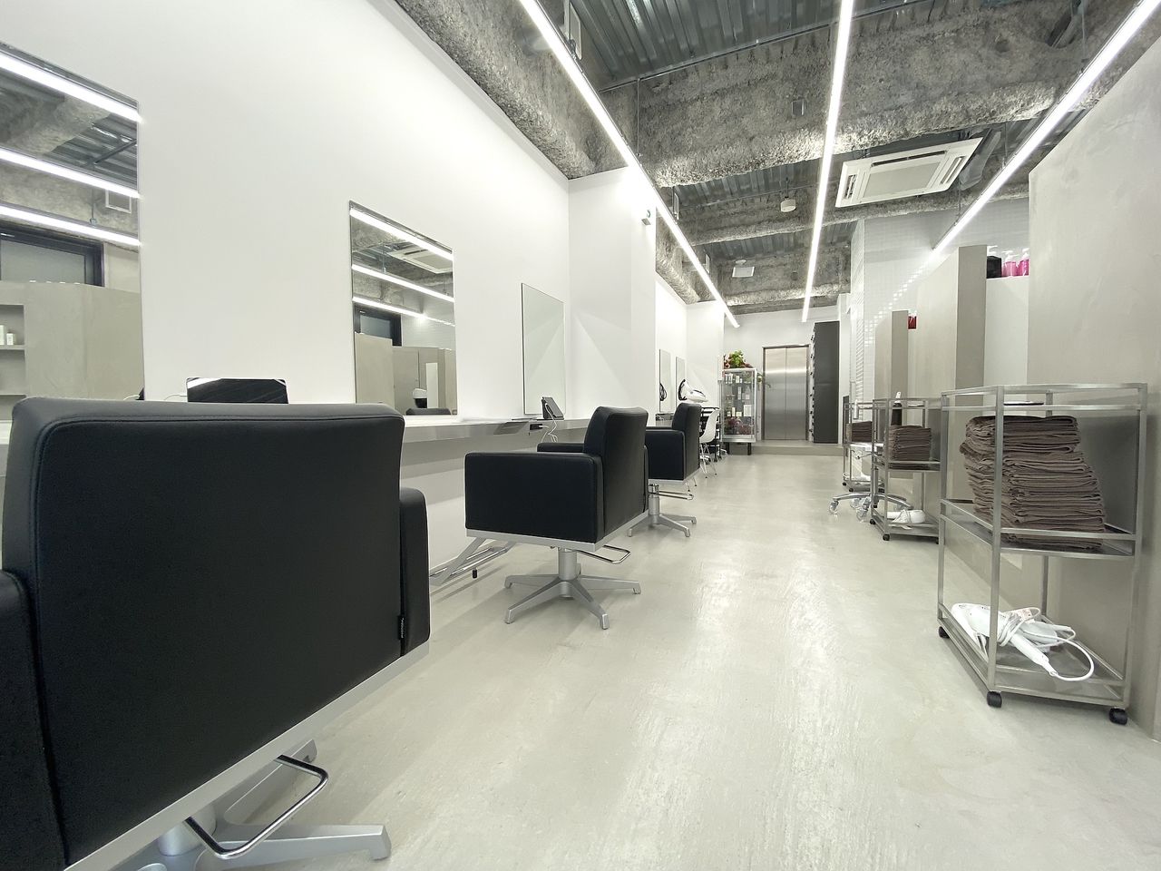 【名古屋駅】◆19時退勤可能・残業手当あり・月8日休み・有給休暇あり・社会保険完備◆美容師としてスキルアップできる環境を整えています！エリア高水準な労働環境「LUVISM 名駅店（ラヴィズムメイエキテン）」よりアシスタント（美容師）の求人☆★