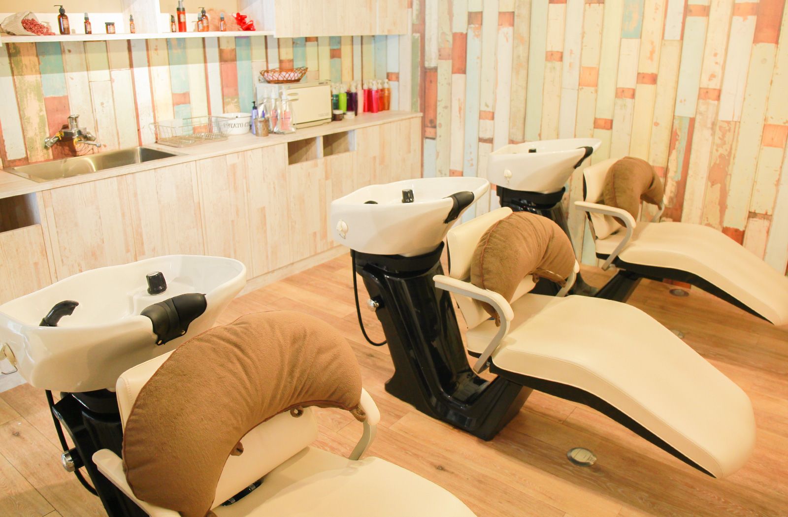 【新潟駅】◆19時退勤可能・残業手当あり・月8日休み・有給休暇あり・社会保険完備◆美容師としてしっかりスキルアップできる環境を整えています！エリア高水準な労働環境が人気「LUVISM 新潟店（ラヴィズムニイガタテン）」よりアシスタント（美容師）の求人☆★