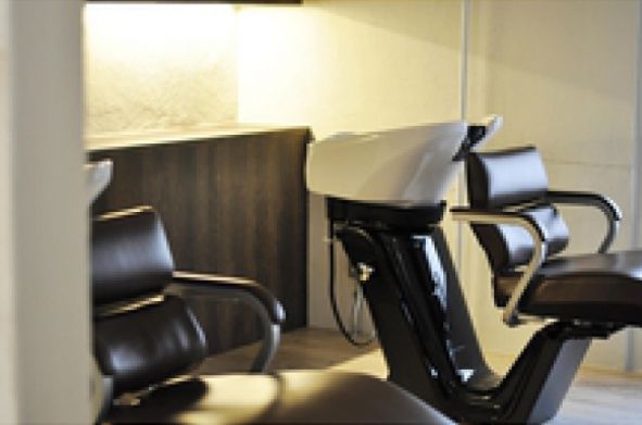 【樟葉】≪月給25万円〜≫≪月8日休み≫≪予約次第で20時迄に退店可能≫入客チャンスあり！頑張った分はしっかり還元してもらえる！「5 Vintage（ファイブヴィンテージ）」からスタイリスト（美容師）の求人☆★