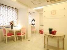 【福島駅】≪社会保険完備≫≪完全週休2日≫≪実働8時間＋休憩1時間≫脱毛が人気のトータルエステサロン！お休み豊富でプライベートも充実できる「フェミニンエステティック 大阪福島店（フェミニンエステティックオオサカフクシマテン）」よりエステティシャンの求人★☆★