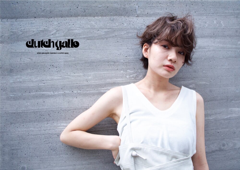 【河内小阪】≪日月休みor月火休みで選べる≫≪月給22万円～≫≪完全週休2日制≫≪社会保険完備≫駅前すぐのデザイナーズサロン☆アンティークな小物やオーダーメイド家具などでデザインされたお洒落空間です☆早期デビューが可能なカリキュラムがあり、美容師としてはもちろん、人としても成長できる環境！「clutch gallo（クラッチギャロ）」からアシスタント（美容師）の求人☆☆