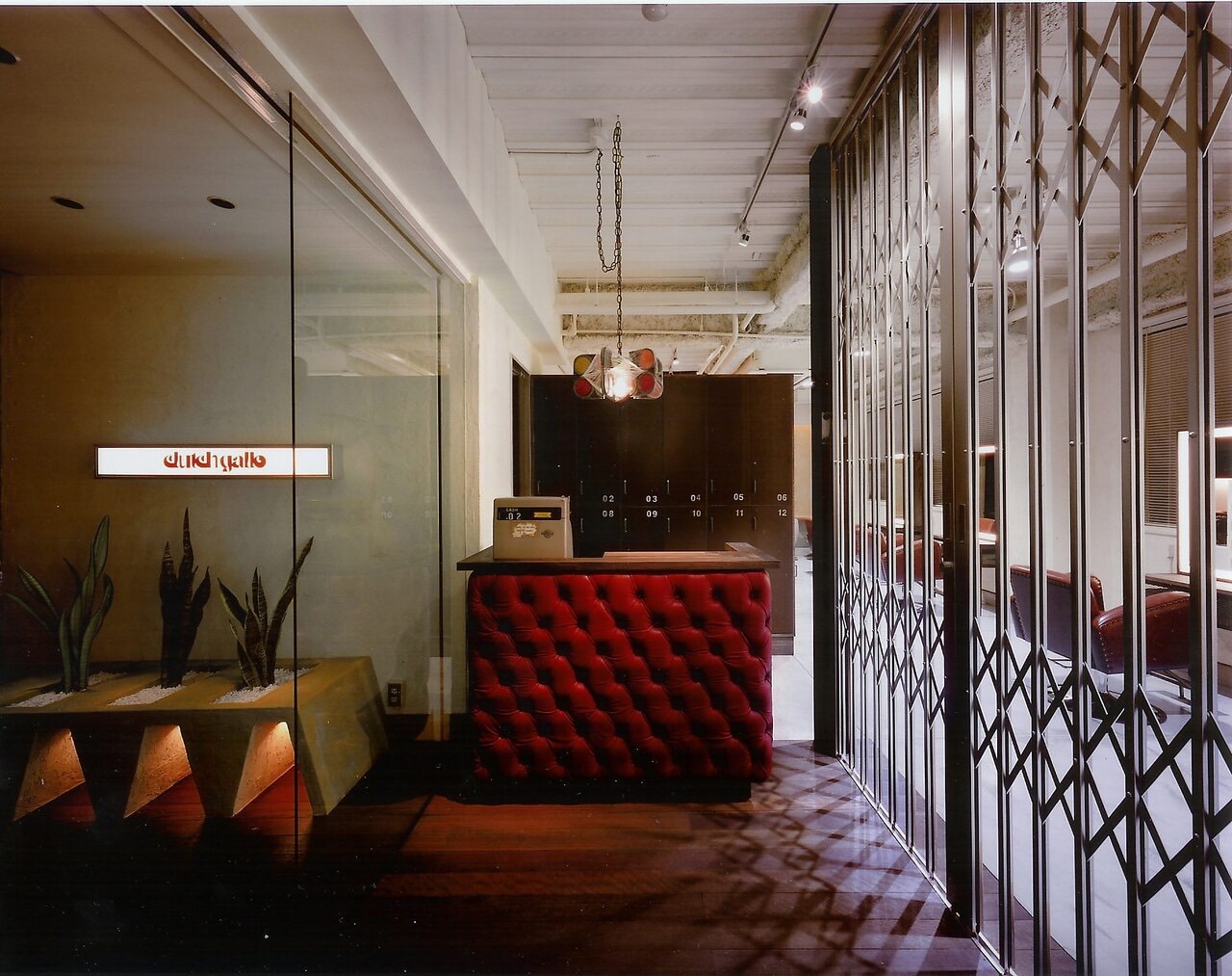 【河内小阪】≪日月休みor月火休みで選べる≫≪月給22万円～≫≪完全週休2日制≫≪社会保険完備≫駅前すぐのデザイナーズサロン☆アンティークな小物やオーダーメイド家具などでデザインされたお洒落空間です☆早期デビューが可能なカリキュラムがあり、美容師としてはもちろん、人としても成長できる環境！「clutch gallo（クラッチギャロ）」からアシスタント（美容師）の求人☆☆