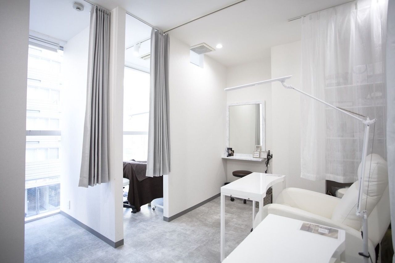 【上本町】≪未経験から研修OK≫≪月8日or月12日休み≫≪社会保険完備≫まつ毛パーマ、パリジェンヌが大人気!月30万円以上の高収入も可能です!「_WHITE 大阪上本町店 eyelash&nail(アンダーバーホワイトオオサカウエホンマチテンアイラッシュアンドネイル)」からアイリスト(まつげエクステ・まつげパーマ・アイブロウ)の求人☆☆