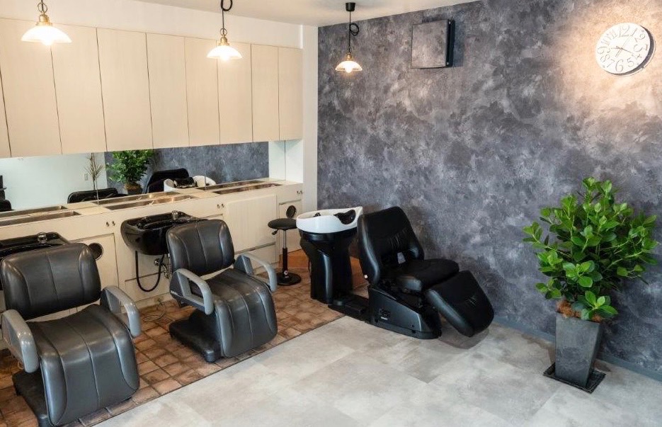 【和泉府中】≪社会保険完備≫≪日曜休みあり≫≪月8日休み≫≪平均18時半退社≫令和4年9月にリニューアルオープン！メリハリを付けてプライベートとサロンワークを両立できる環境です！基礎からしっかり習得できるサロン“WIT（ウイット）”からアシスタント（美容師）の求人☆★