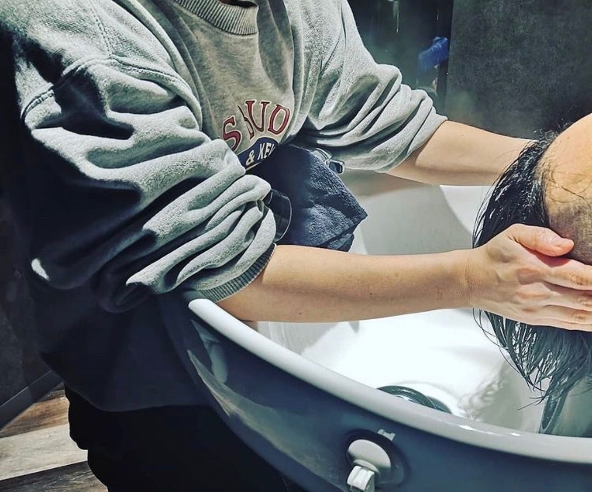 【心斎橋】◆月最大40万円保証あり・土日休み可能◆TVやSNSでも話題のオリジナルトリートメントが人気！平均12000〜15000円の単価で無理な入客をしなくても稼げるサロンです！セルフブランディングができる「Rr SALON 心斎橋（アール サロンシンサイバシ）」からスタイリスト（美容師）の求人★☆