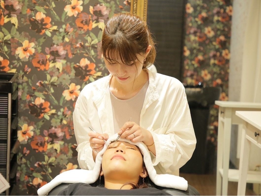 【甲子園】≪未経験歓迎！≫≪西宮新店舗もオープニング募集≫≪社会保険完備≫≪正社員・パート・業務委託から選択OK≫≪実働8時間≫≪正社員でも月1回日曜休みOK≫≪髪型・ネイル自由≫プライベートも充実させながら働ける！最先端の技術を取りそろえたアイラッシュサロン「Carina（カリナ）」からアイリスト（まつげエクステ・まつげパーマ・アイブロウ）の求人☆☆