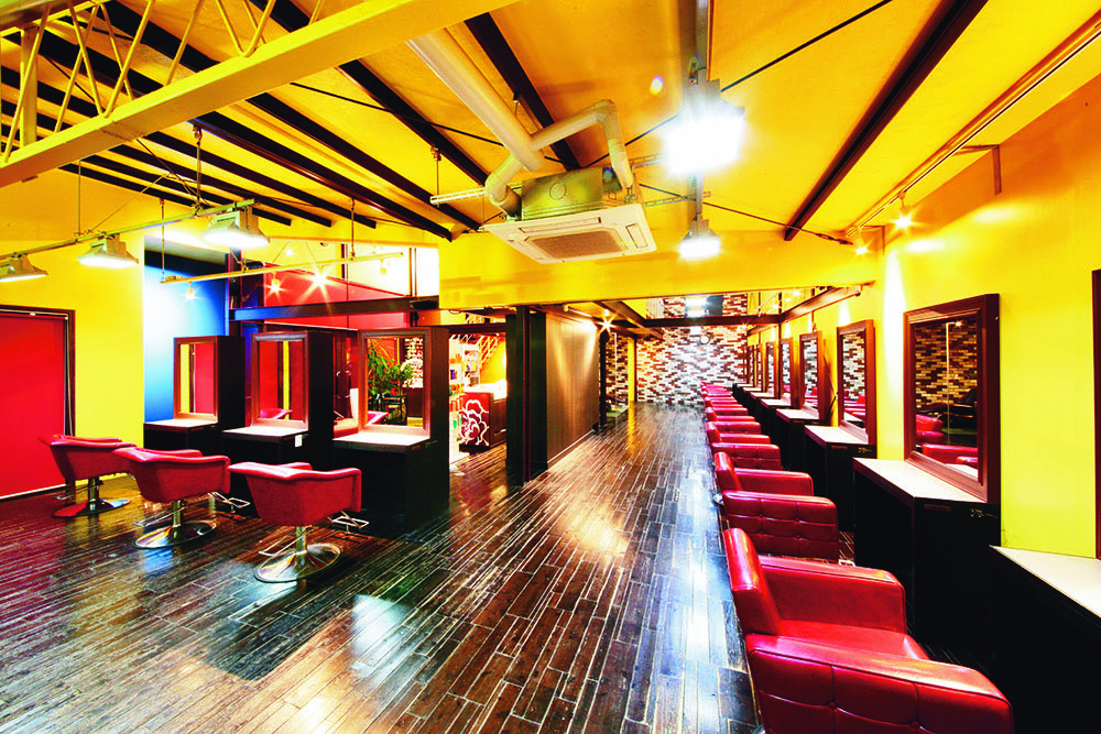 【飯塚駅】≪月休7日・社会保険完備・≫海外コンテストで度々優勝のオーナーから世界で通用する技術が学べます!!レベルの高い美容師を目指せるヘアサロン「FABRIC RED DOOR(ファブリックレッドドアー)」からアシスタント(美容師)の求人☆★☆