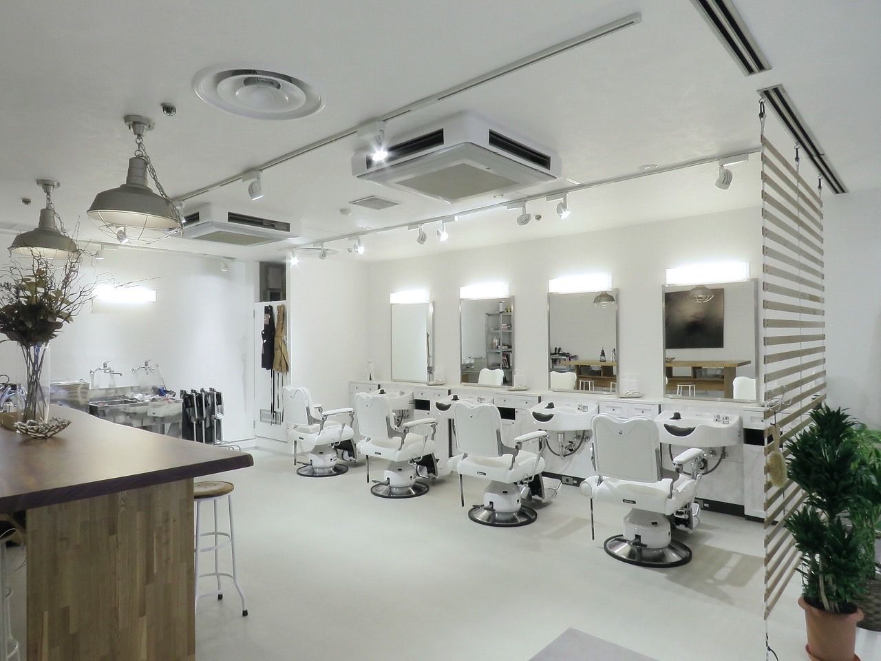 【西梅田】≪月給23万円〜≫≪完全週休2日≫≪社会保険完備≫ツイスパやフェードなど、トレンドに敏感なお客様担当したい方におすすめ！メンズ専門サロン！入客チャンスあり！「BARBER SHOP Cloud9（バーバーショップクラウドナイン）」からスタイリスト（美容師・理容師）の求人☆★☆