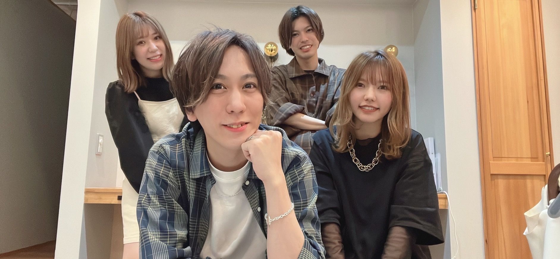 【茨木市駅】≪社会保険完備≫≪月給20万円スタート≫≪レッスンの無い日は最短19時退勤OK≫アシスタントに寄り添ったレッスン環境！！年の近い先輩も多く、スタッフ同士仲の良いサロンです！！「Anree（アンリー）」からアシスタント（美容師）の求人☆★☆