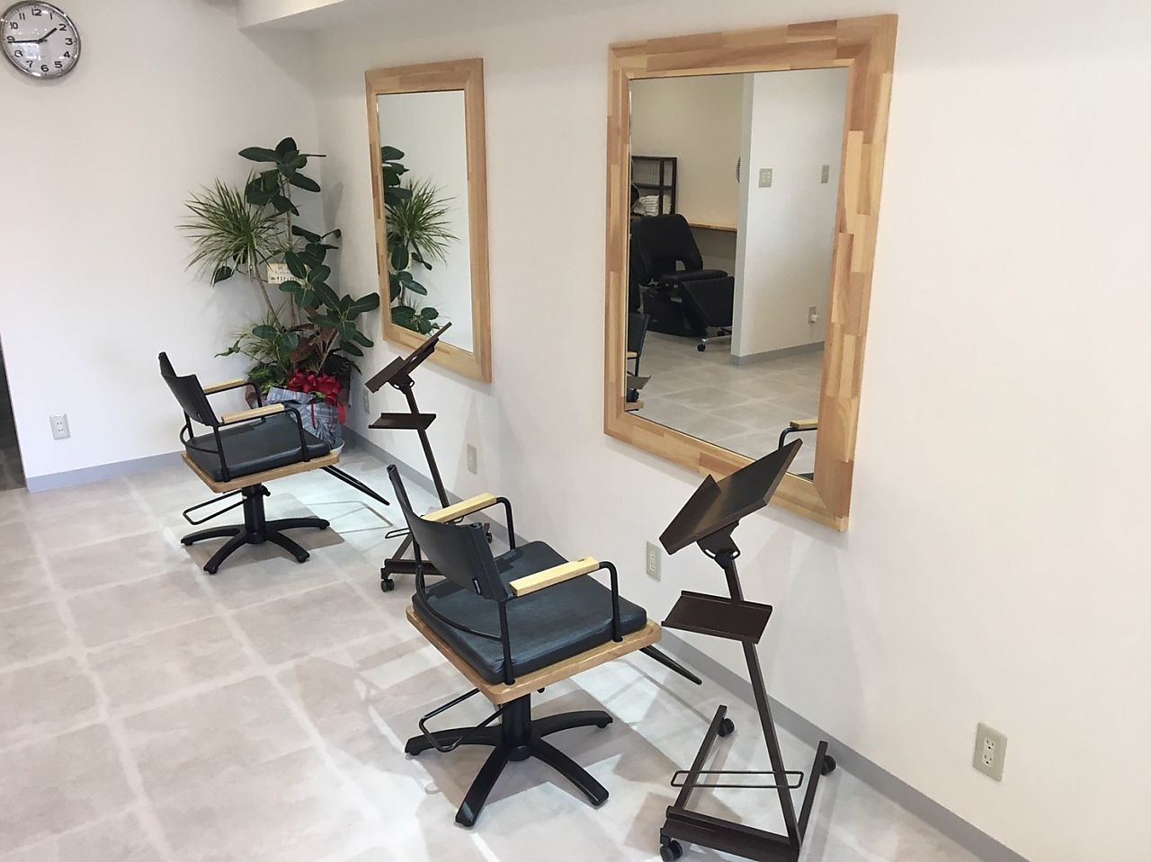 【徳力公団前駅】≪月休8日・社会保険完備・早上がりもあり・産休育休取得可能≫単価が高いので一人ひとりに寄り添った施術が可能！！少人数制の髪質改善サロン「Libre（リーブル）」からスタイリスト（美容師）の求人☆★