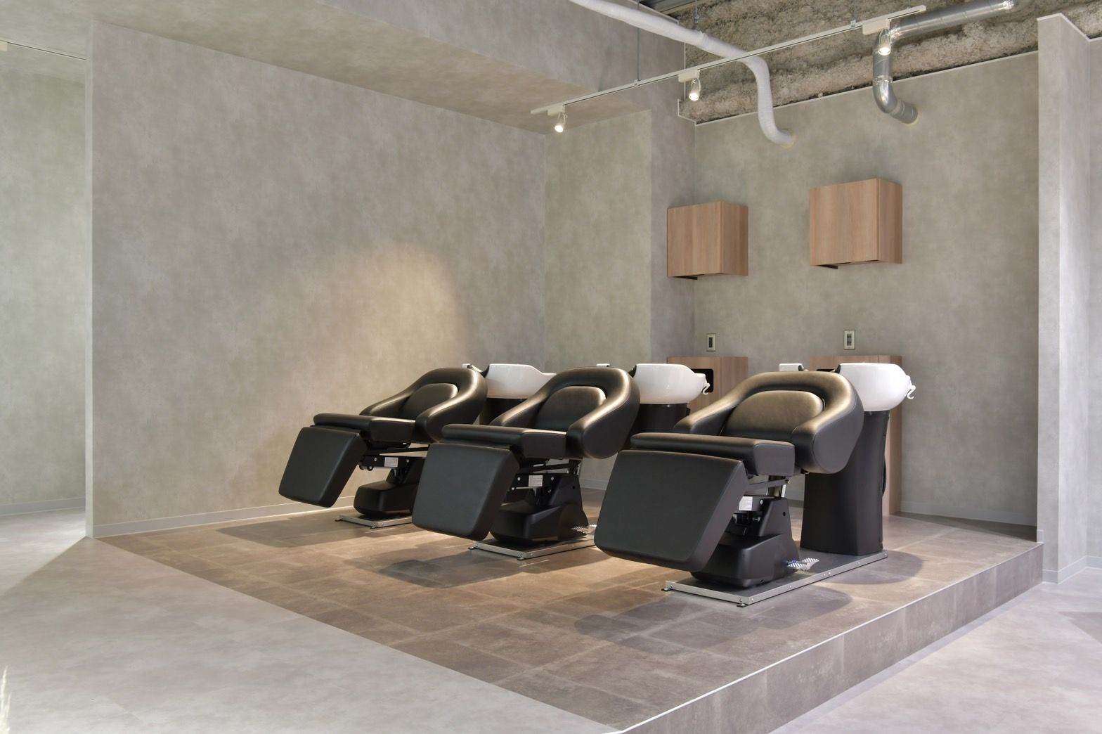 【天神橋商店街】≪保障給あり≫≪フリー40％／指名50％還元≫≪完全マンツーマン≫厳選した薬剤を使用し、上質なサロン体験をお届けする人気ヘアサロン！「Fika（フィカ）」からスタイリスト（美容師）の求人☆★☆