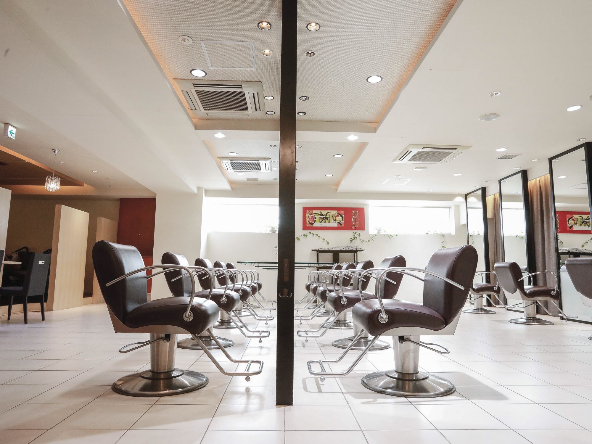 【馬車道】≪完全週休2日制≫≪営業時間中レッスン可能≫≪早番遅番制≫≪社会保険完備≫≪平均単価1万円以上≫様々なプロフェッショナルが集まった大型リゾートサロン「Buenos Karin（ブエノスカリン）」よりアシスタント（美容師）の求人☆★