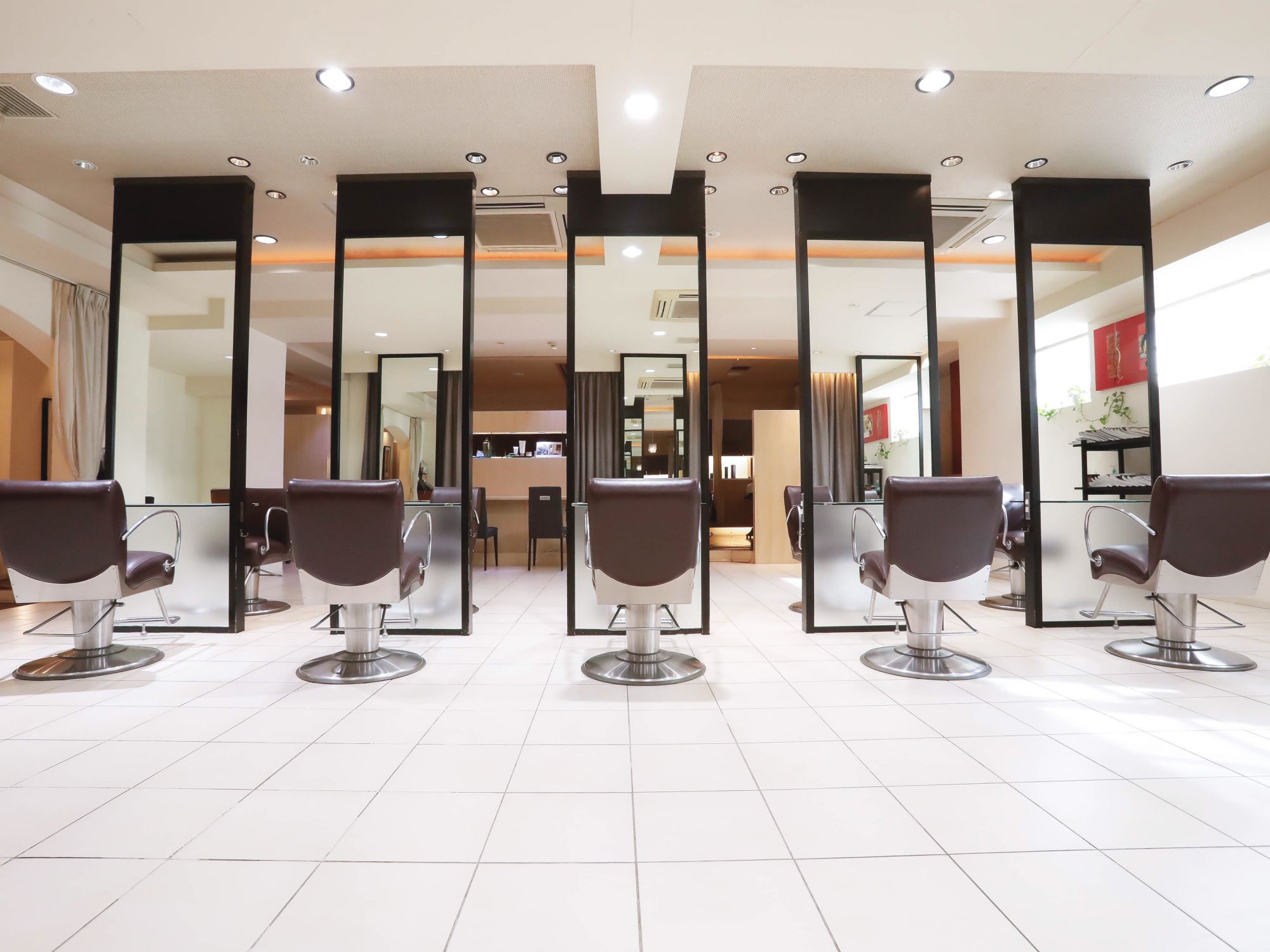 【馬車道】≪完全週休2日制≫≪営業時間中レッスン可能≫≪早番遅番制≫≪社会保険完備≫≪平均単価1万円以上≫様々なプロフェッショナルが集まった大型リゾートサロン「Buenos Karin（ブエノスカリン）」よりアシスタント（美容師）の求人☆★